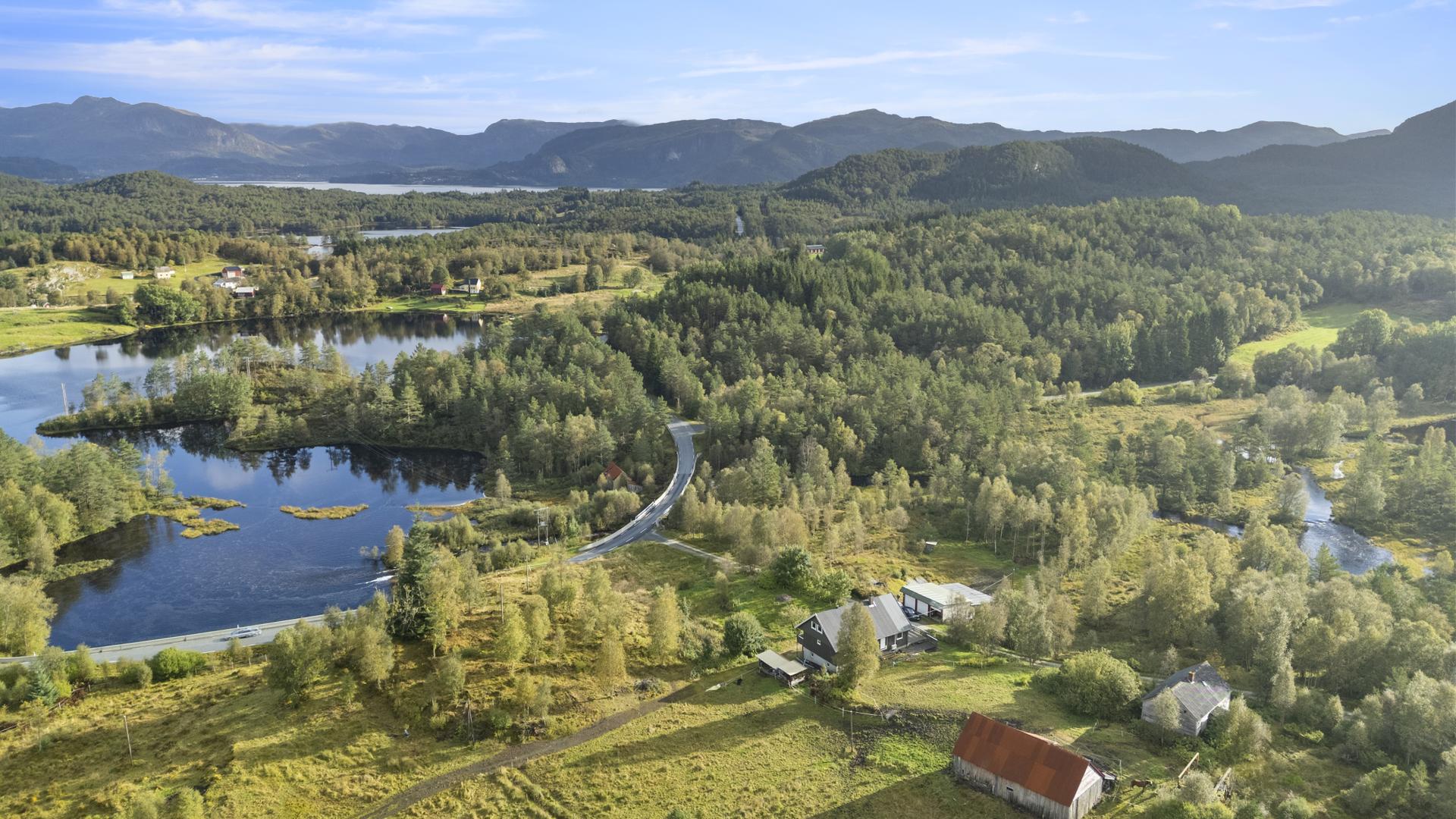 Innholdsrikt småbruk i landlige omgivelser i Ytre Fjaler. Bilde nummer 2 av 3