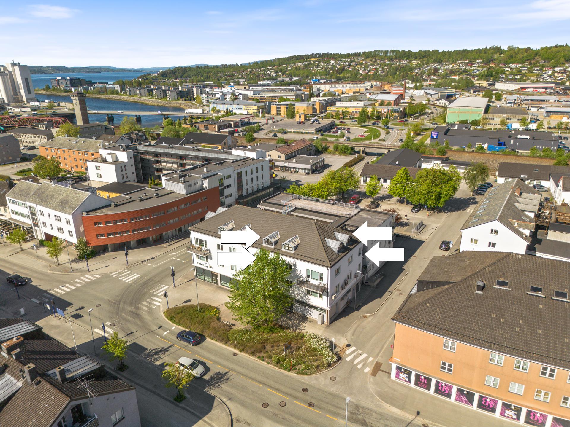 Leiligheten går over to plan og er innredet med bl. a. 2 stuer, 3 terrasser, 3 bad og 3 soverom. . Bilde nummer 2 av 3