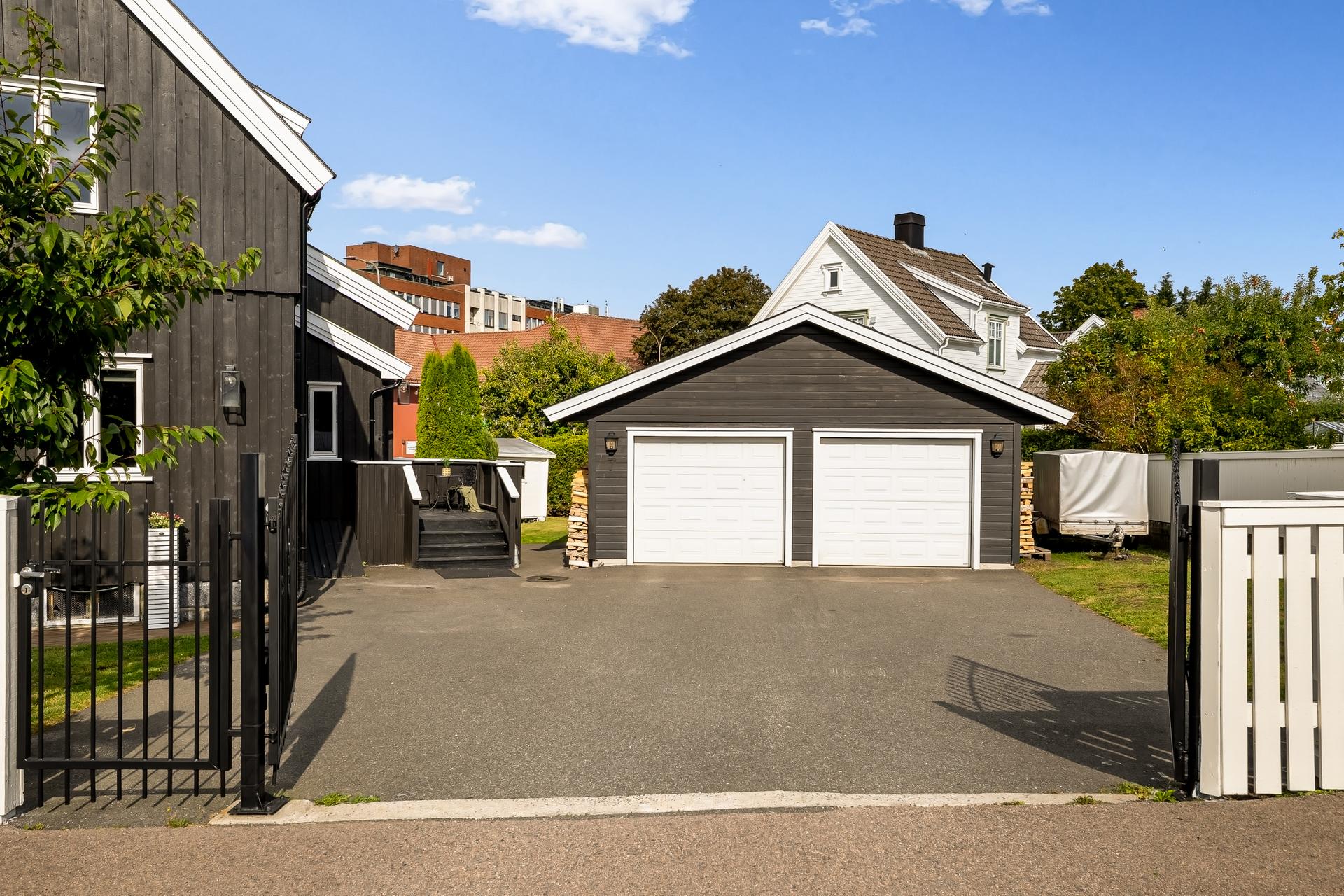 Frittstående dobbelgarasje på ca. 39 m² med elektriske leddporter, oppført i 2013.. Bilde nummer 3 av 3