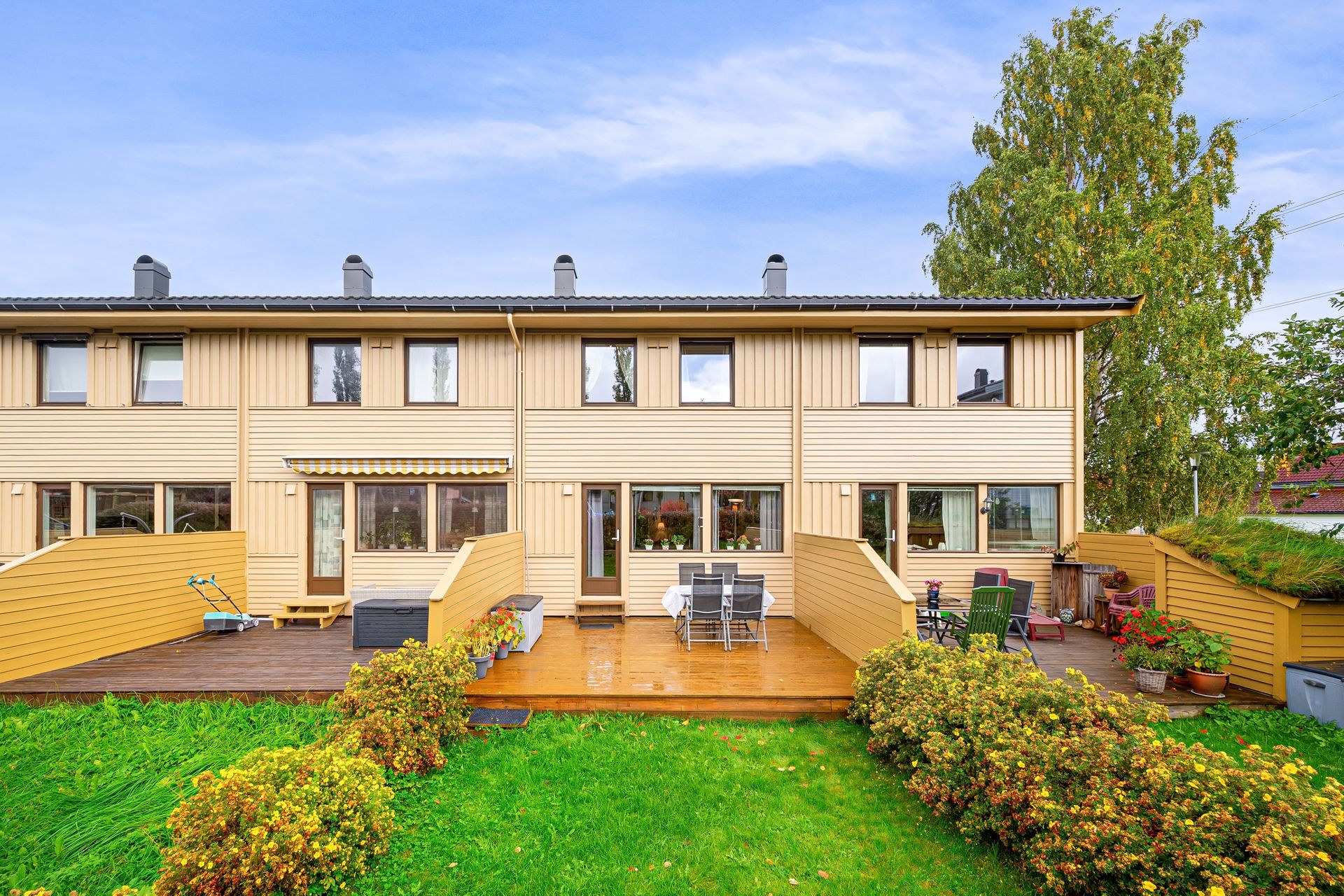 Her får du en attraktiv familiebolig på 145 m². Et rekkehus over tre plan.. Bilde nummer 1 av 3