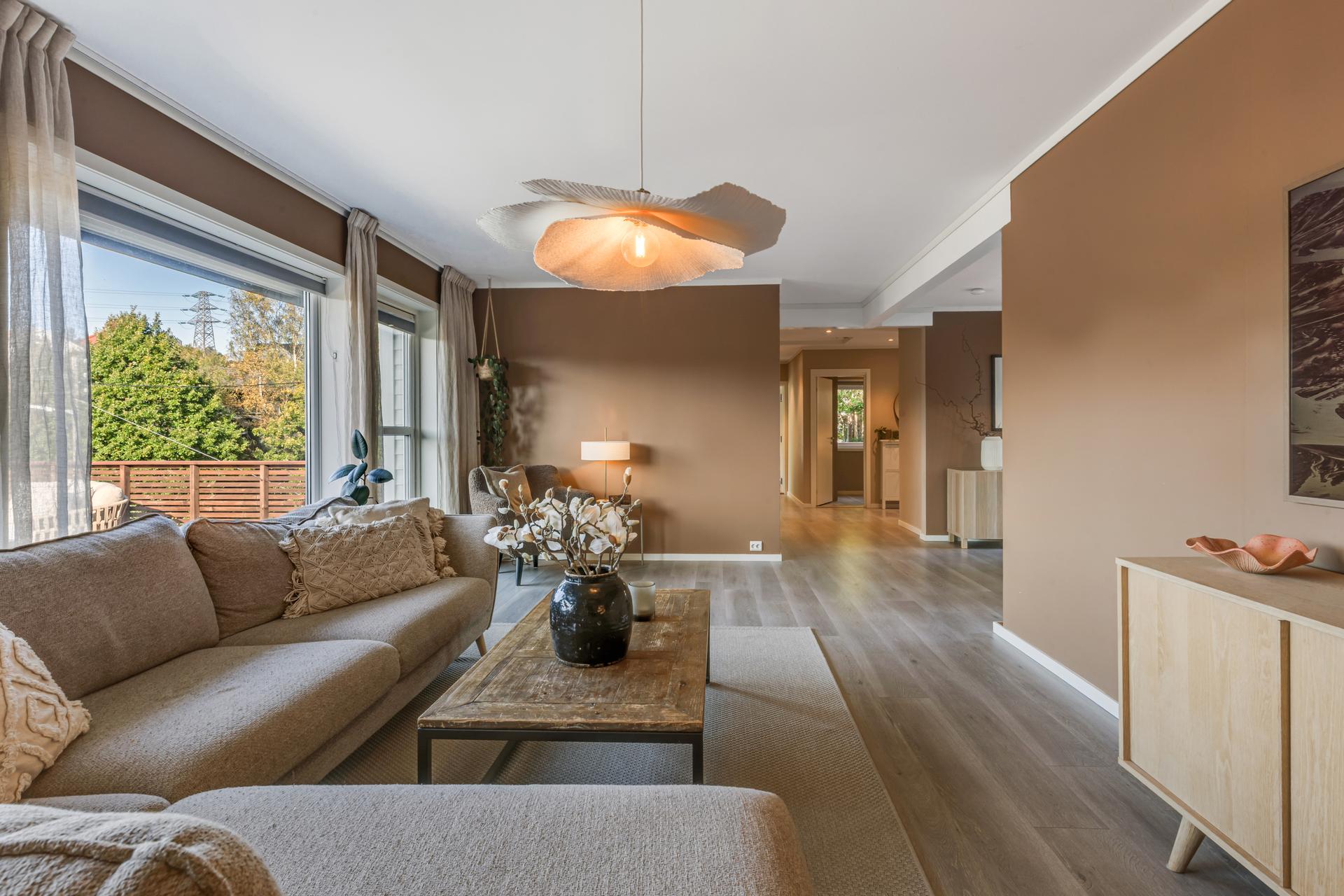 Boligen byr på en lys og åpen stueløsning med moderne overflater og god plass til sittegruppe.. Bilde nummer 3 av 3
