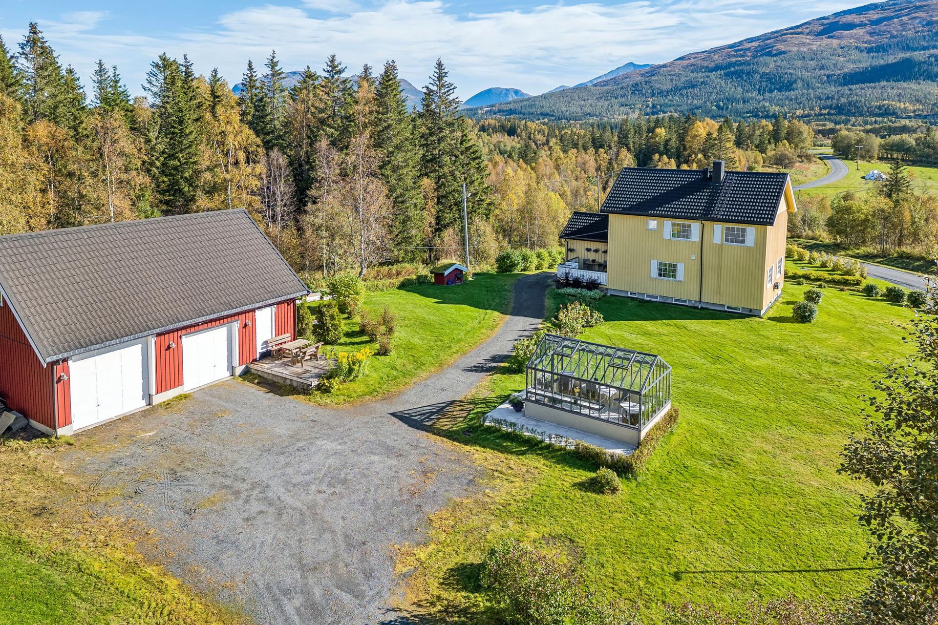 Enebolig over tre plan med stor tomt, frittstående dobbelgarasje og utsyn mot landlige omgivelser.. Bilde nummer 3 av 3