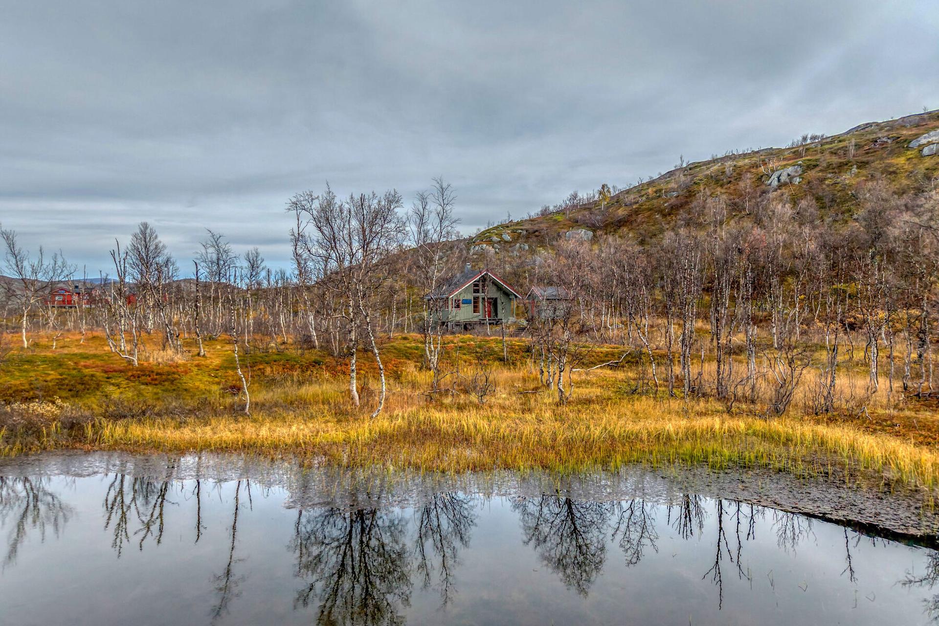 Tradisjonell fritidsbolig over to plan, lunt plassert i åpent høyfjellsterreng på Bjørnfjell.. Bilde nummer 3 av 3