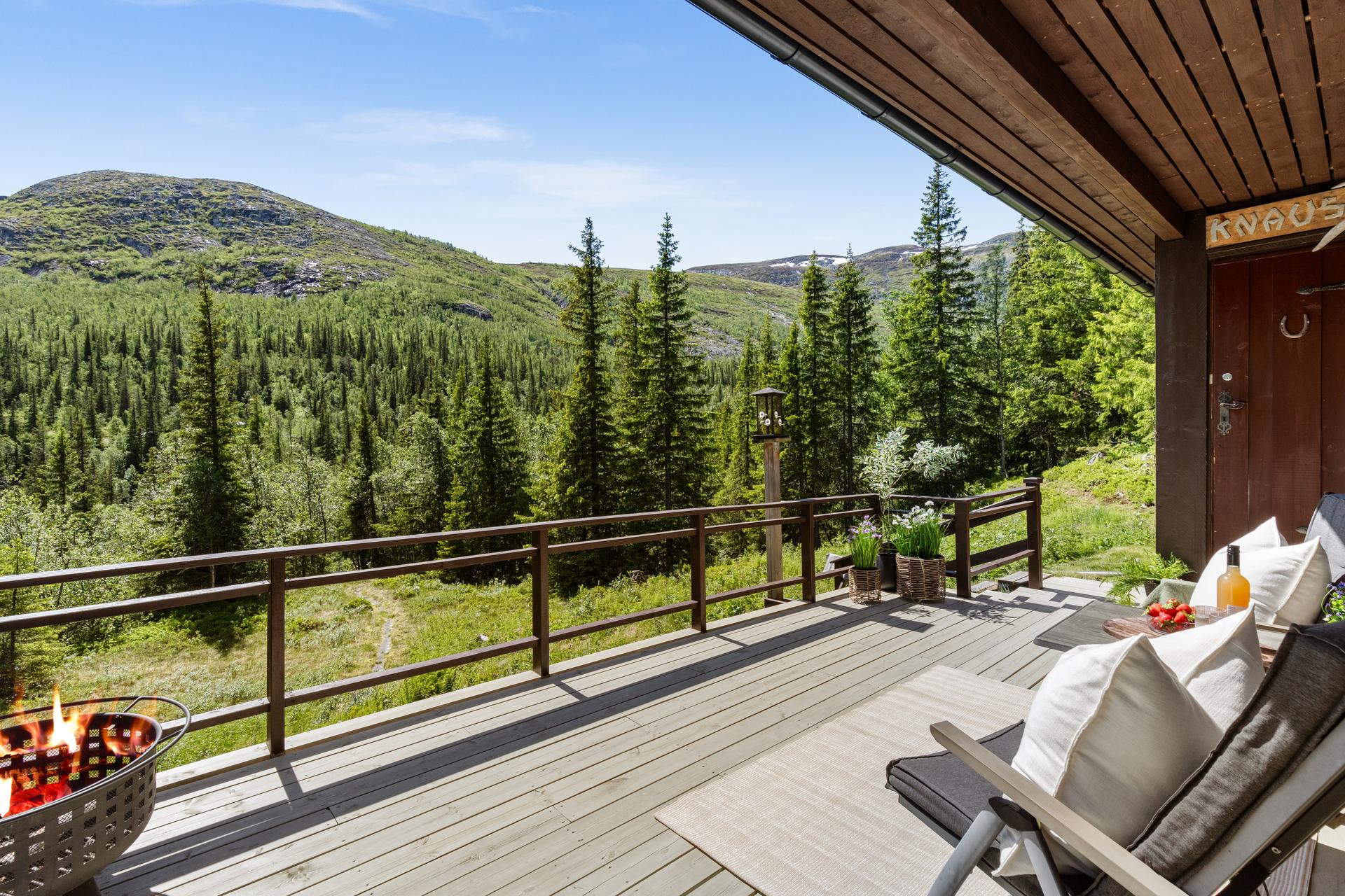 Velkommen til Breisetdalen 283! Foto: Christine Eikrem Kofstadmoen
Fra terrassen har man en usjenert og åpen utsikt mot fjellene.. Bilde nummer 1 av 3