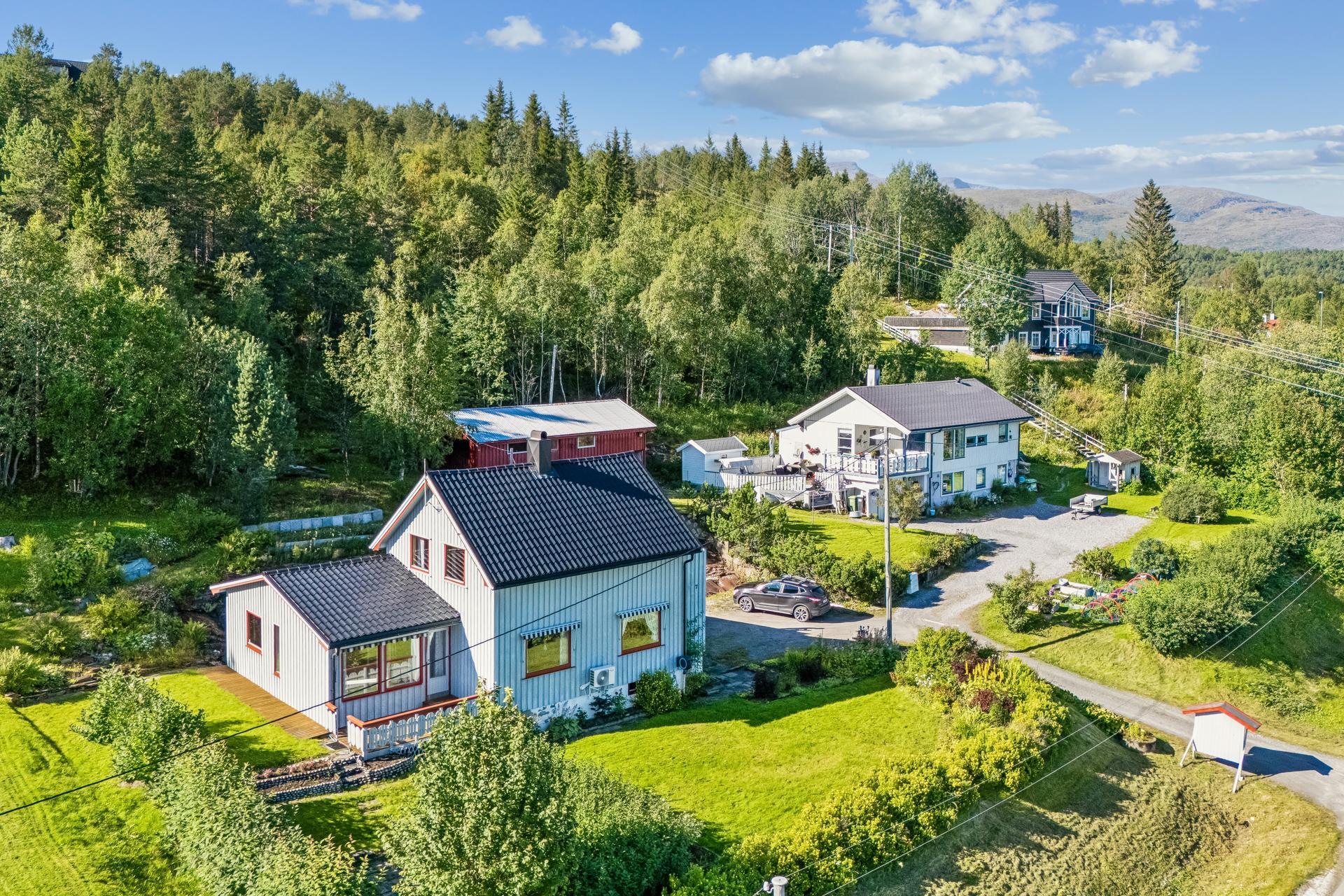 Boligen ligger i et rolig og etablert boligområde med gangavstand til dagligdagse nødvendigheter. . Bilde nummer 2 av 3