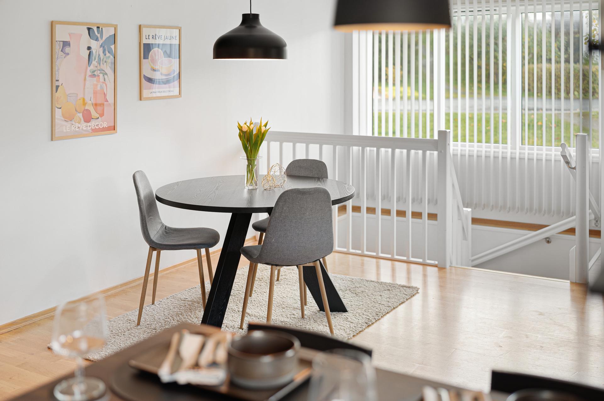 Romslig stue på ca. 20m² med ypperlige møbleringsmuligheter.. Bilde nummer 2 av 3