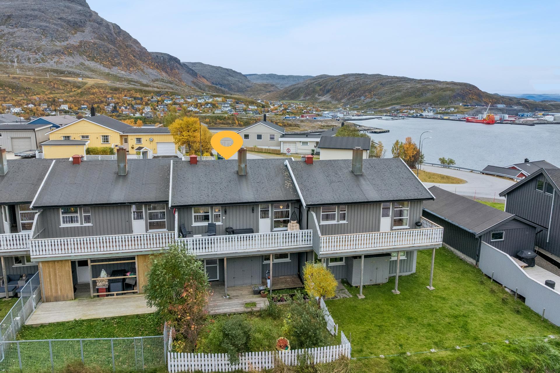 Velkommen til Rørvikveien 28 C! Foto: EFKT

Boligen har en fin plassering i rekken med uteplasser mot terrenget og fjorden.. Bilde nummer 1 av 3