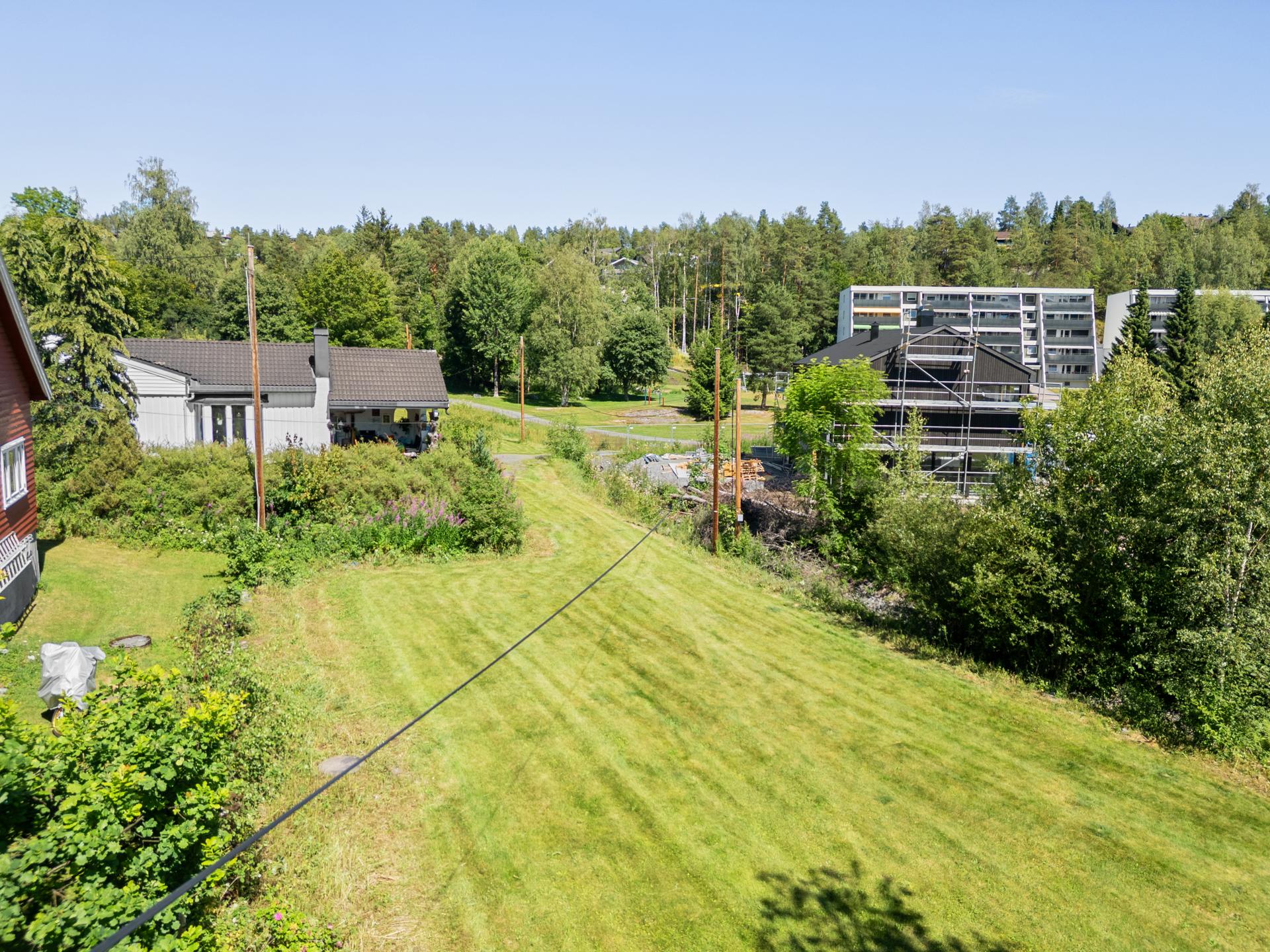 En pen boligtomt på 952 kvm som ligger i et eldre og etablert boligområde med gangavstand til Kongsberg sentrum. . Bilde nummer 3 av 3