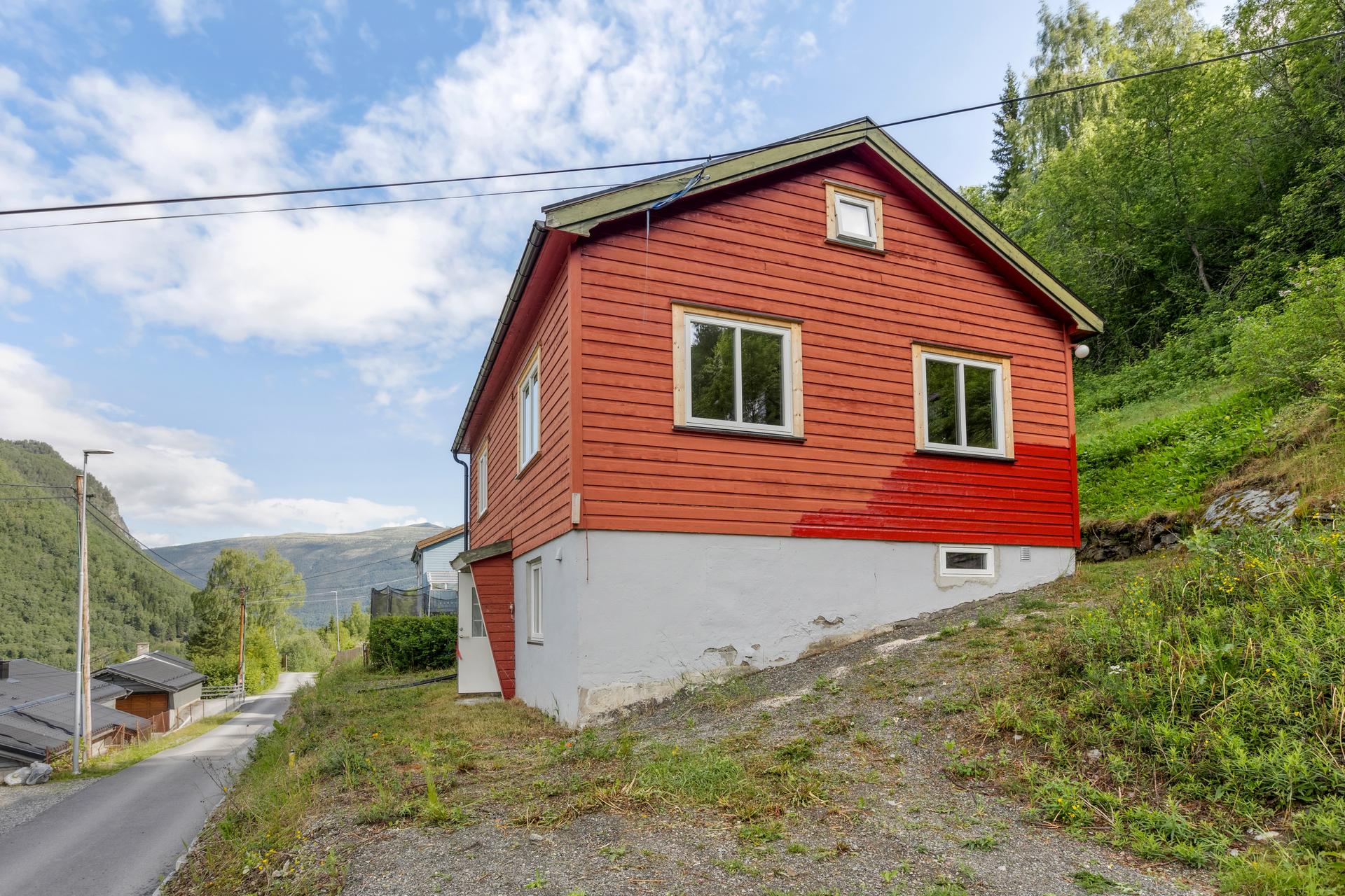 Eiendommen ligger fint til i et etablert, rolig og hyggelig boligområde med gangavstand til alle sentrumsfunksjoner. . Bilde nummer 3 av 3