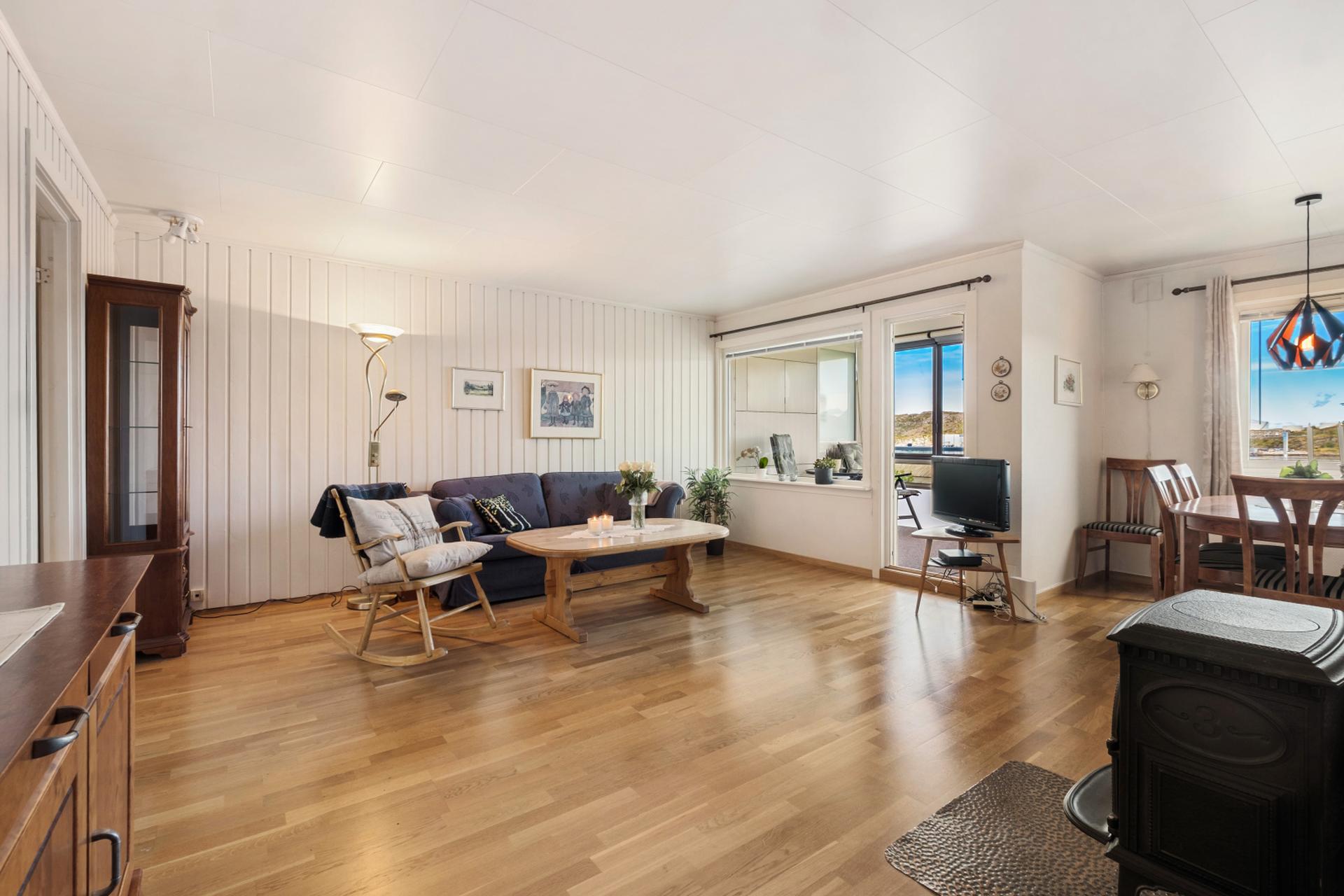 Dette er en lys og sentral 3-roms andelsleilighet med innglasset balkong og praktisk planløsning. . Bilde nummer 2 av 3