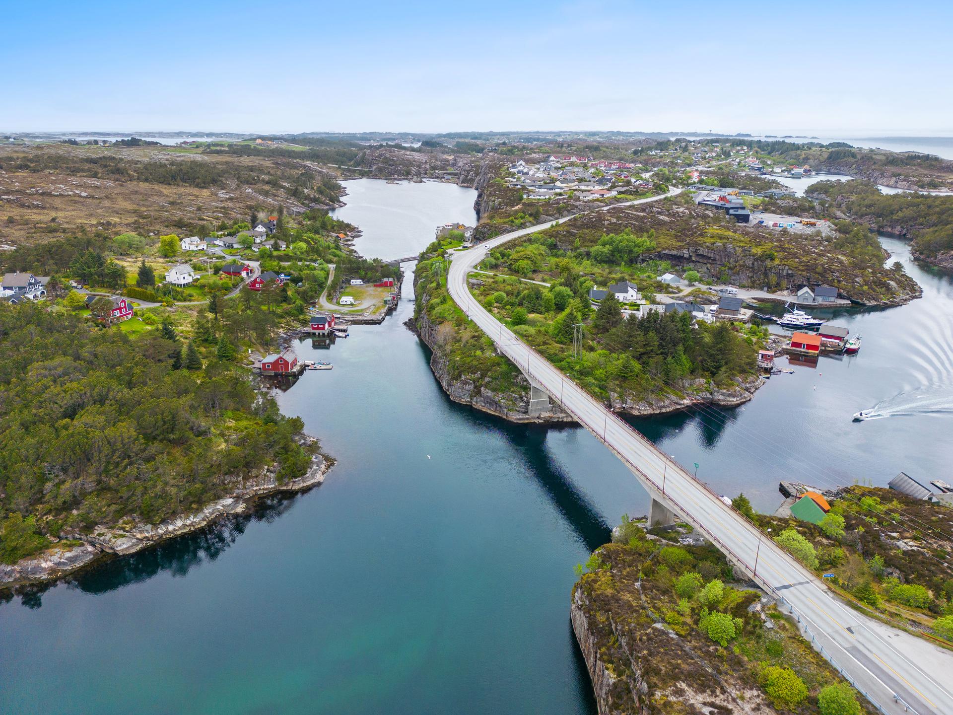 Tomten ligger ca en halvtimes kjøring fra Straume, og har gangavstand fra Osundet. Bilde nummer 3 av 3