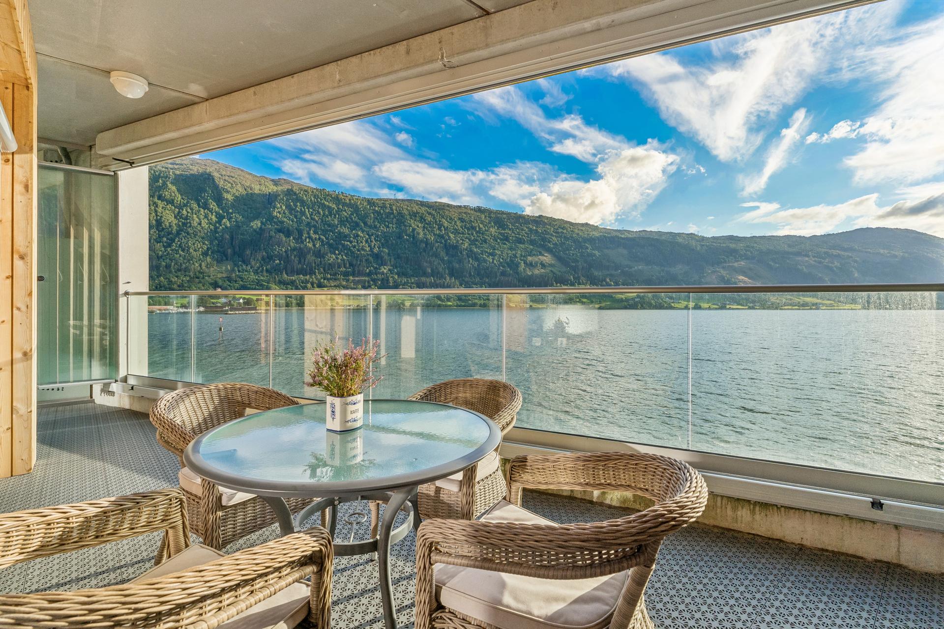 Sjøgata 31 presentert av EiendomsMegler1 Nordfjord ved Sissel Halnes
Foto: EFKT ved Svein Olav Humberset. Bilde nummer 1 av 3