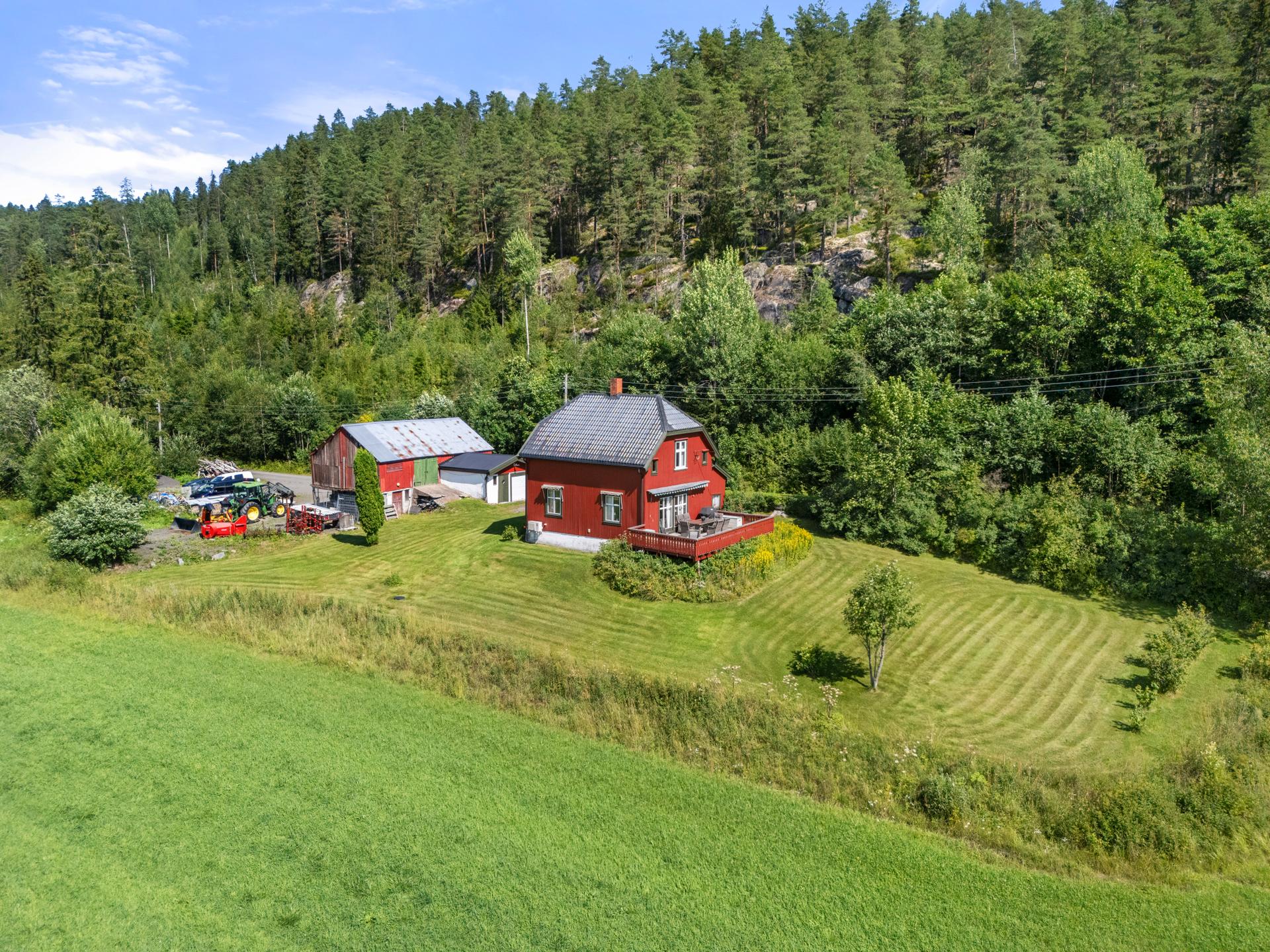 Vakker tomt omgitt av grønne åser og skog, som gir et fredelig og privat miljø.. Bilde nummer 2 av 3