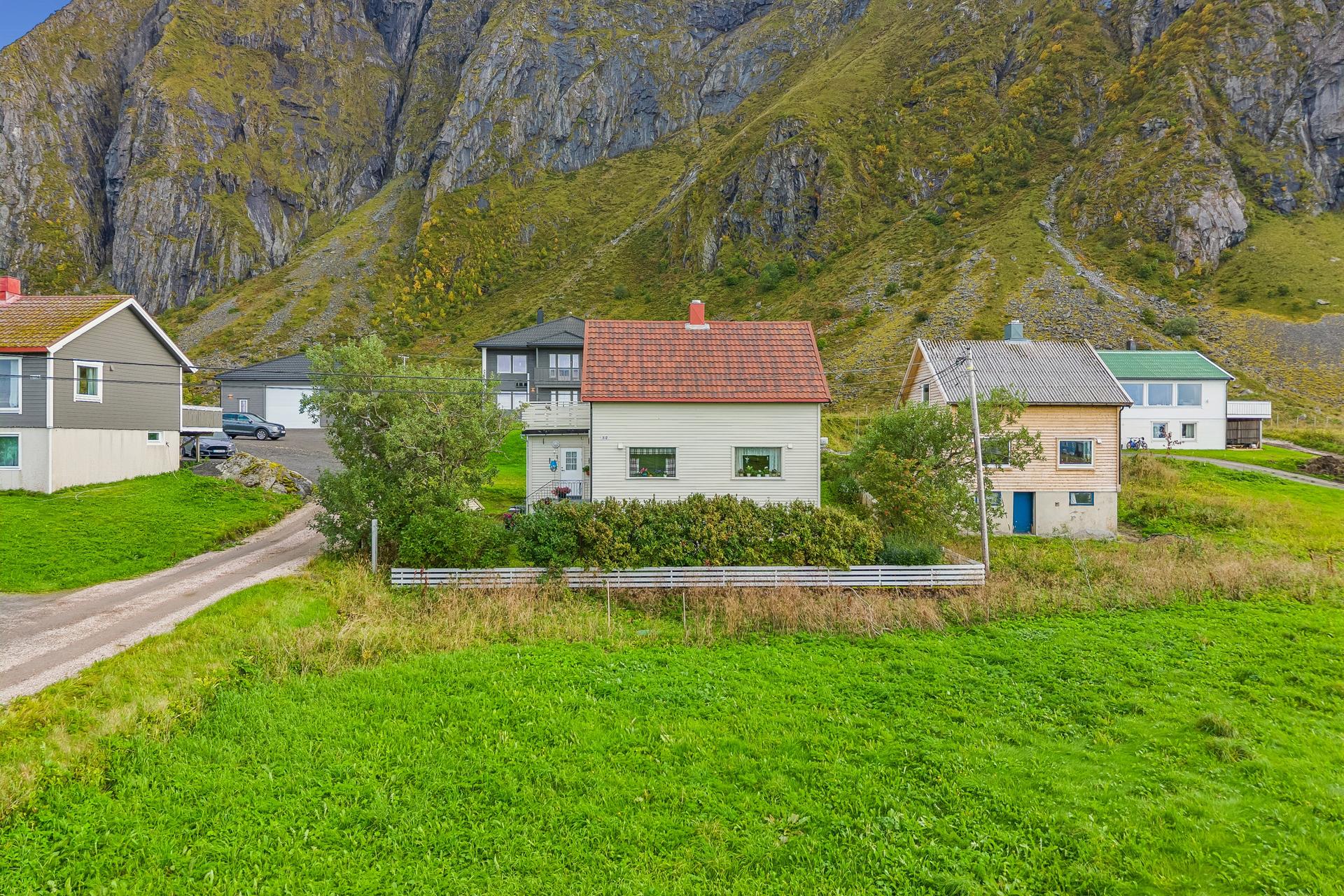 Boligen strekker seg over tre plan og har en funksjonell romløsning, fire soverom og god plass for hele familien. . Bilde nummer 3 av 3