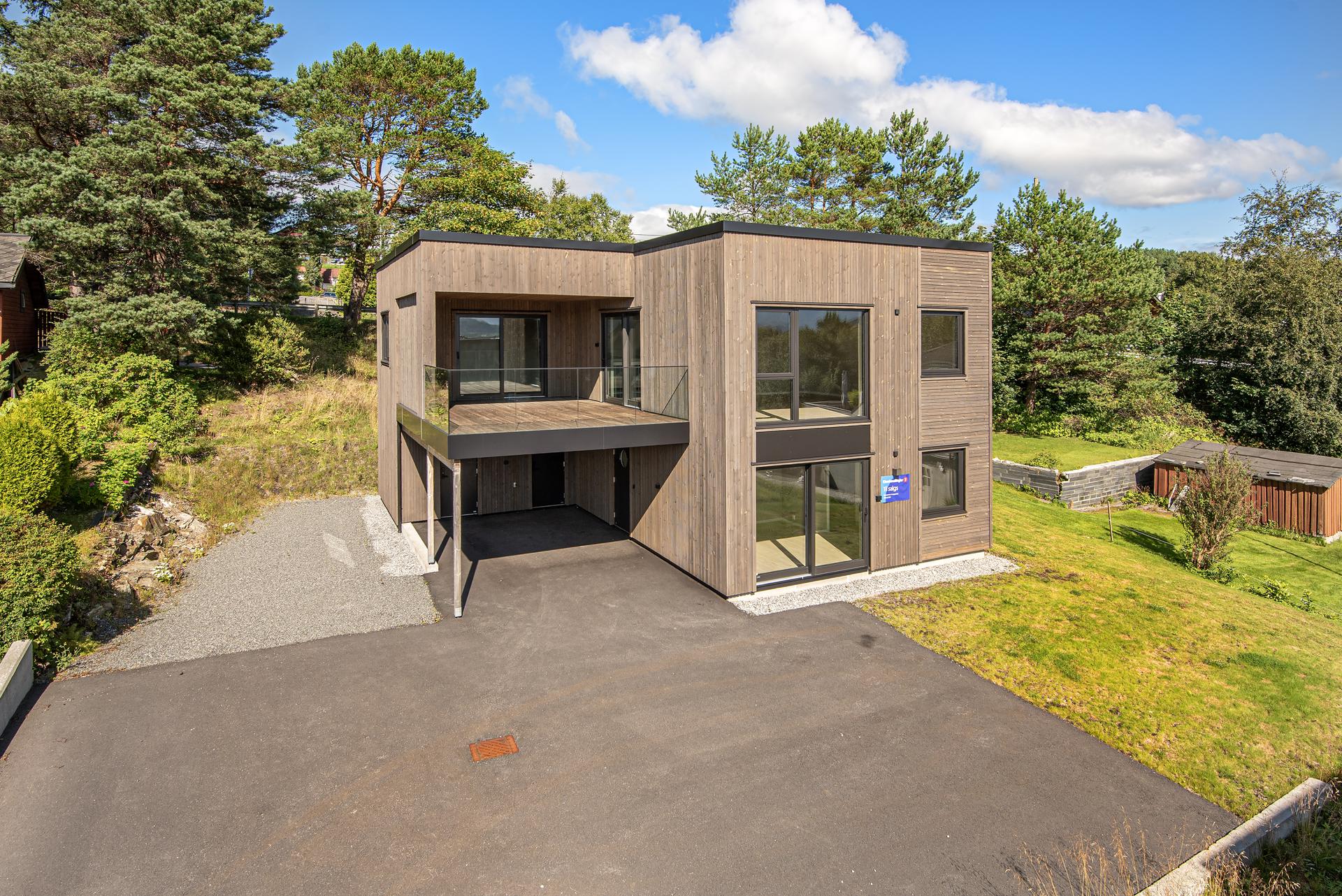 Eiendomsmegler1 v/Ole-Marius Heggstad presenterer Ole Dyrøys veg 8b - Nyoppført enebolig m/flott standard og god beliggenhet | Foto JC Eiendomsfoto. Bilde nummer 1 av 3