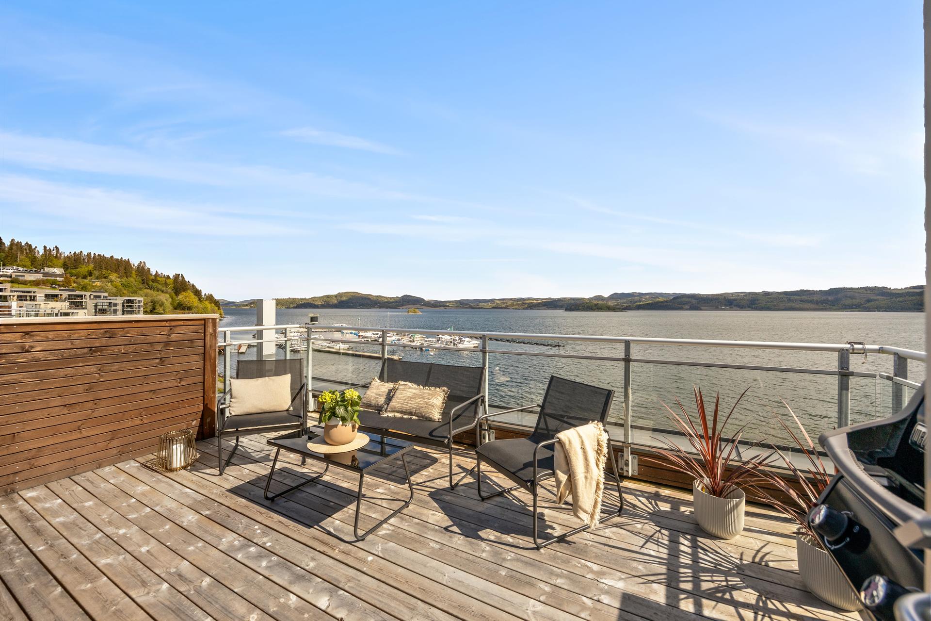 Takterrasse med god plass til møblemang, rikelig med soltimer, skjermet for innsyn og med langstrakt utsikt over vakre omgivelser! . Bilde nummer 3 av 3