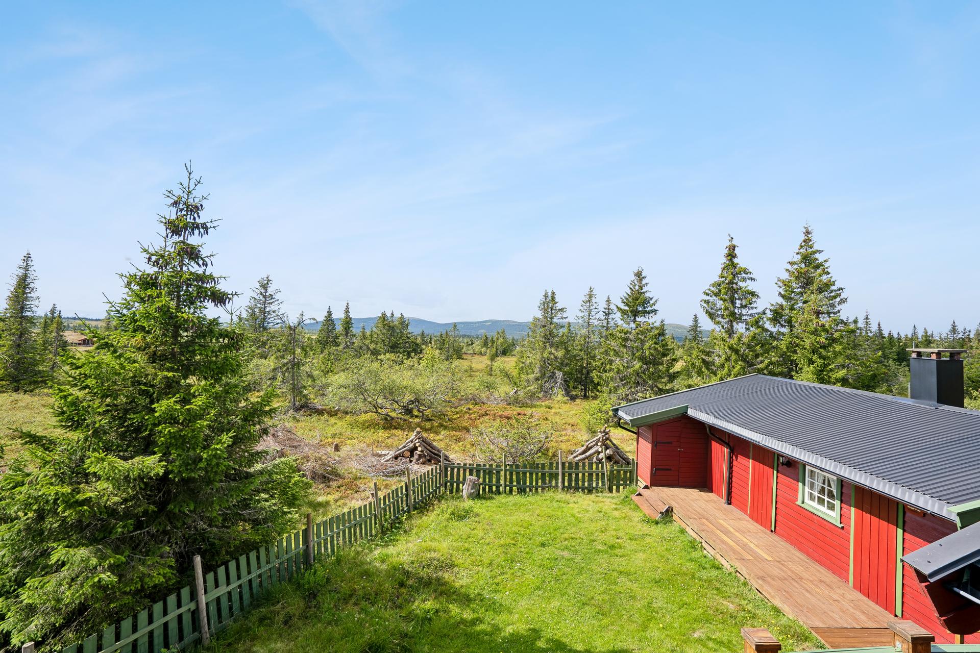 Fra den sørvestvendte terrassen er det et åpent utsyn over det omkringliggende landskapet.. Bilde nummer 3 av 3