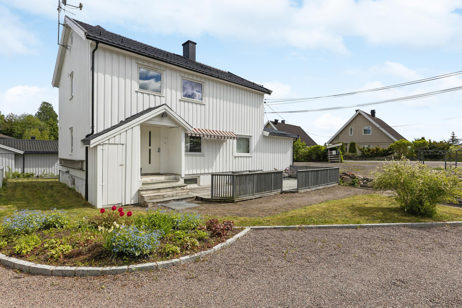 Hel tomannsbolig med hybel - totalt tre separate boenheter, fordelt over tre plan.. Bilde nummer 2 av 3