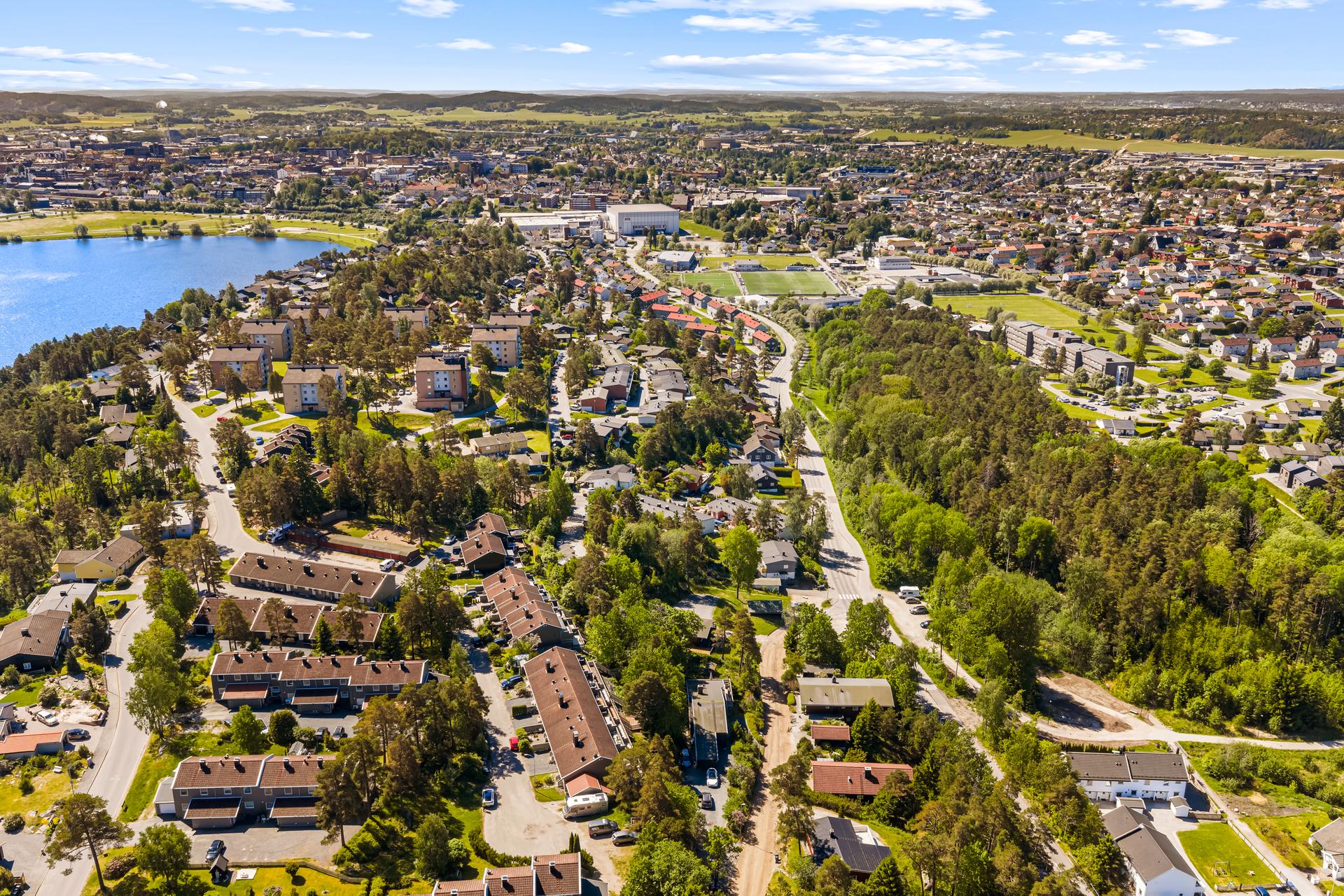 Rekkehuset ble vesentlig oppgradert i 2023 med ny, etterisolert kledning og nye 3-lags PVC-vinduer.. Bilde nummer 3 av 3