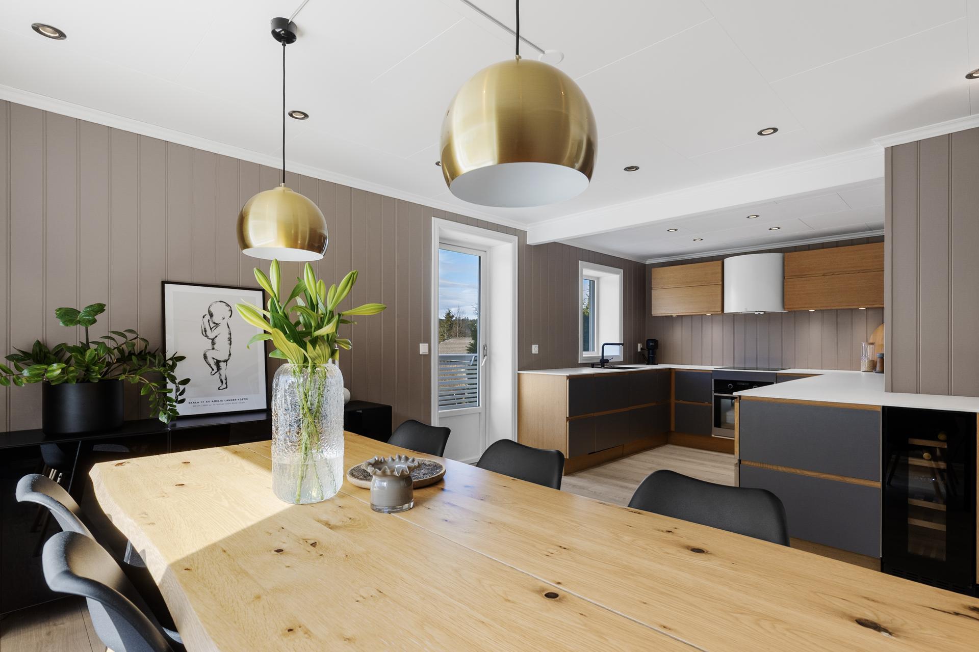 Eiendomsmegler Espen Thoresen presenterer Steinsrudsvingen 28!  - En moderne og flott enebolig over to plan med lettstelt hage, romslig terrasse og stor, gruset gårdsplass.      Foto Inbovi . Bilde nummer 1 av 3