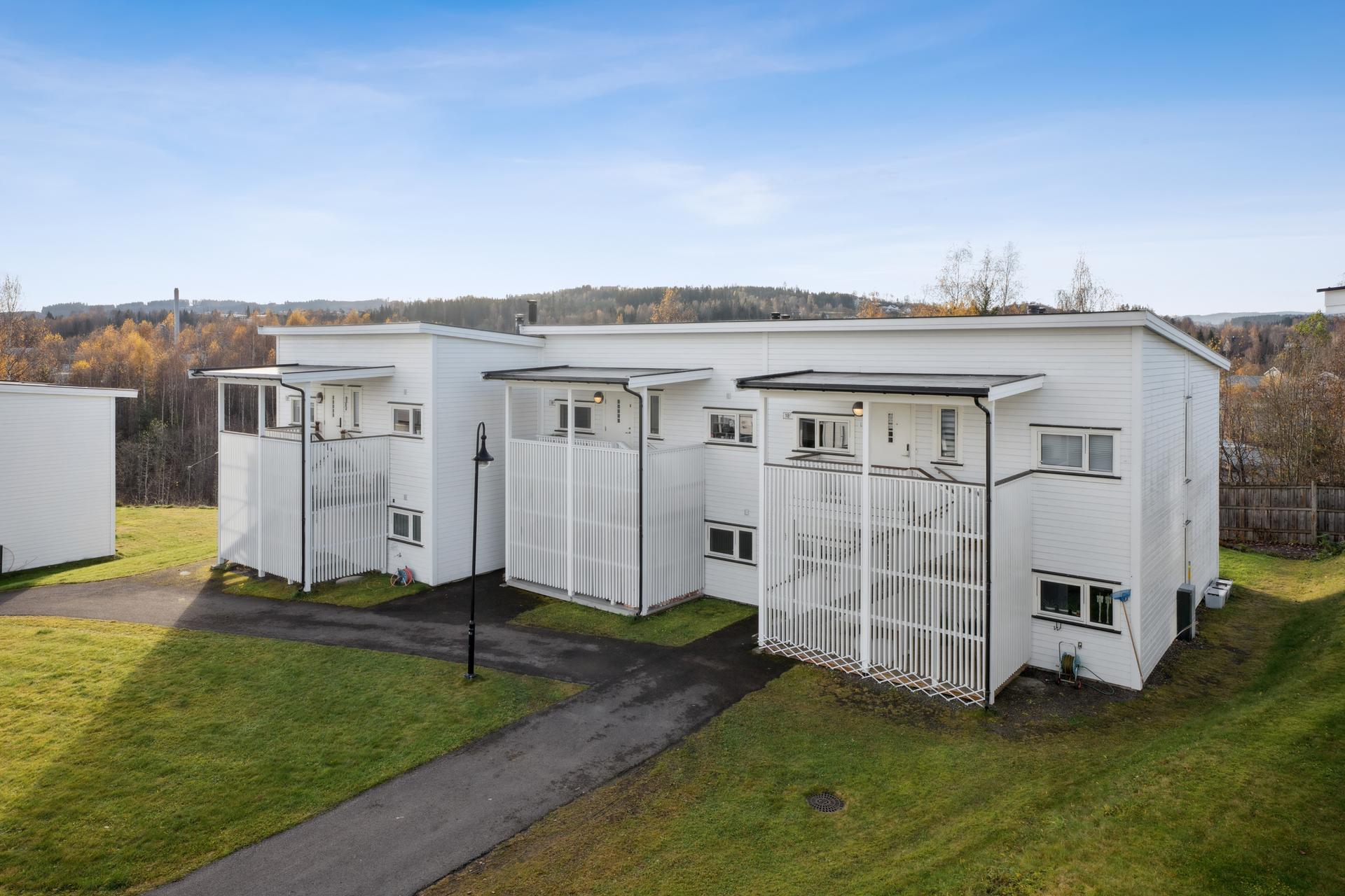 Velkommen til Fiskekroken 18D! En lys og lettstelt leilighet med praktisk planløsning og en herlig, innglasset balkong. Foto: Lelde Bonfelde-Lapina v/Efkt . Bilde nummer 1 av 3