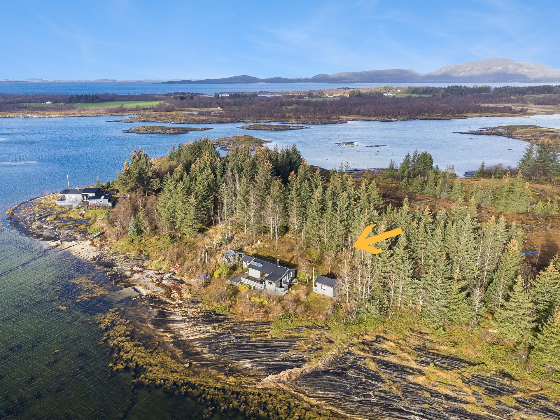 Eiendommen ligger i naturskjønne omgivelser ytterst på Offersøya. Bilde nummer 3 av 3