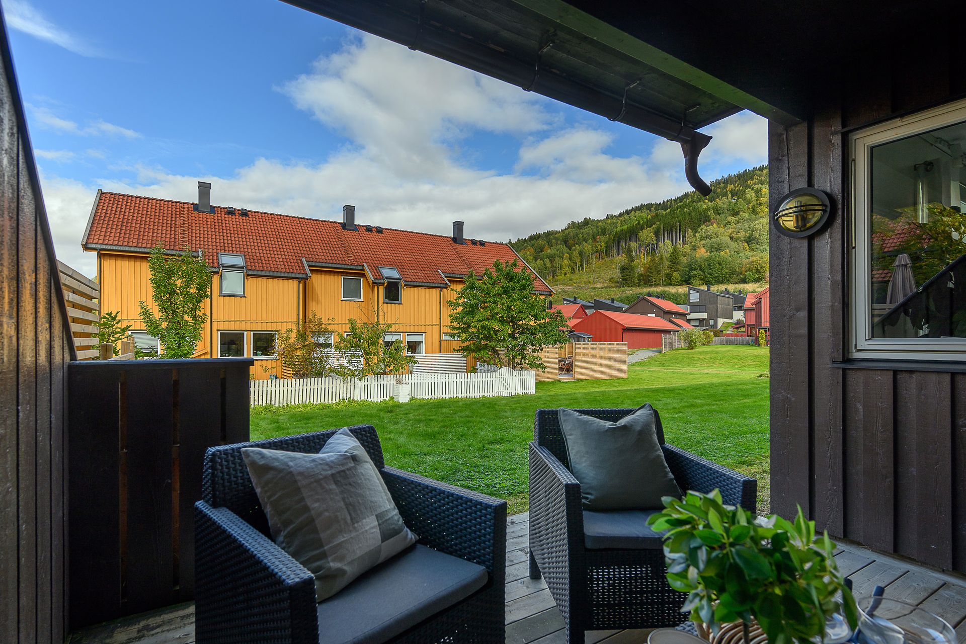 Fra stuen er det direkte utgang til en overbygd markterrasse og store fellesarealer.. Bilde nummer 2 av 3