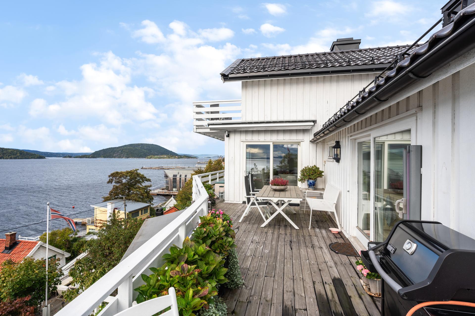 Terrasse mot vest - Nydelig utsikt og optimale solforhold.. Bilde nummer 3 av 3