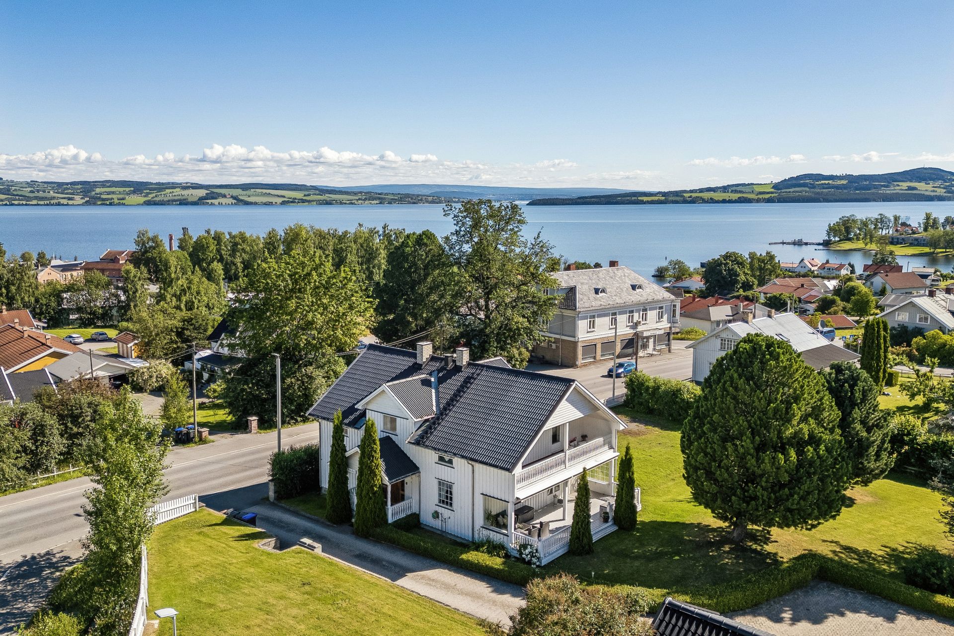 Stor eiendom med ca. 2 742 tomt, med nytt stakittgjerde rundt eiendommen satt opp i 2025.. Bilde nummer 2 av 3