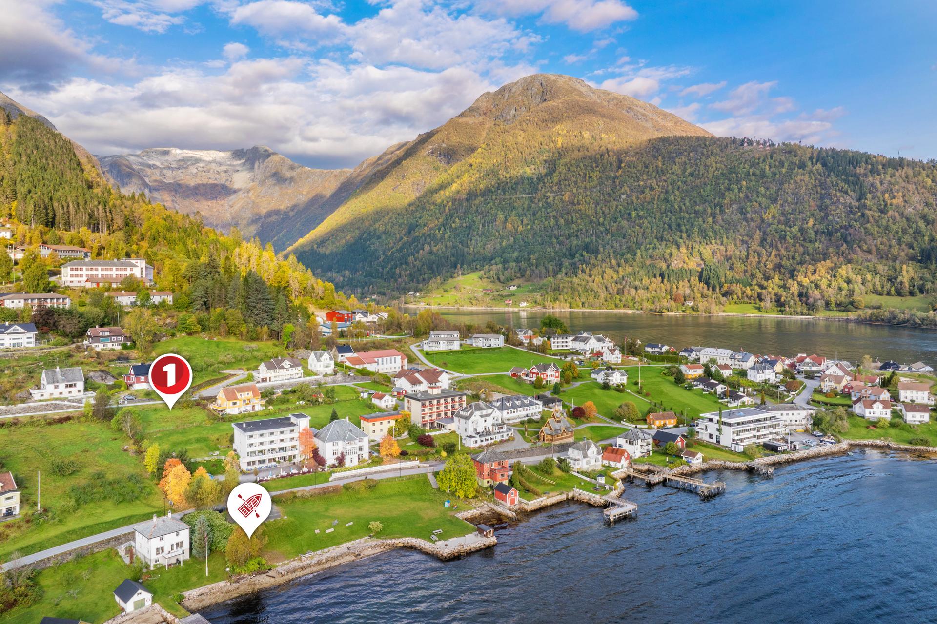 Unik moglegheit - sentral bustadtomt med tilhøyrande sjøtomt for salg i vakre Balestrand! Foto: Jonny Akselsen. Bilde nummer 1 av 3