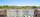 Nyt panoramautsikt over sjøen fra kaien, perfekt for avslappende og sosiale sammenkomster. Bilde nummer 1 av 3