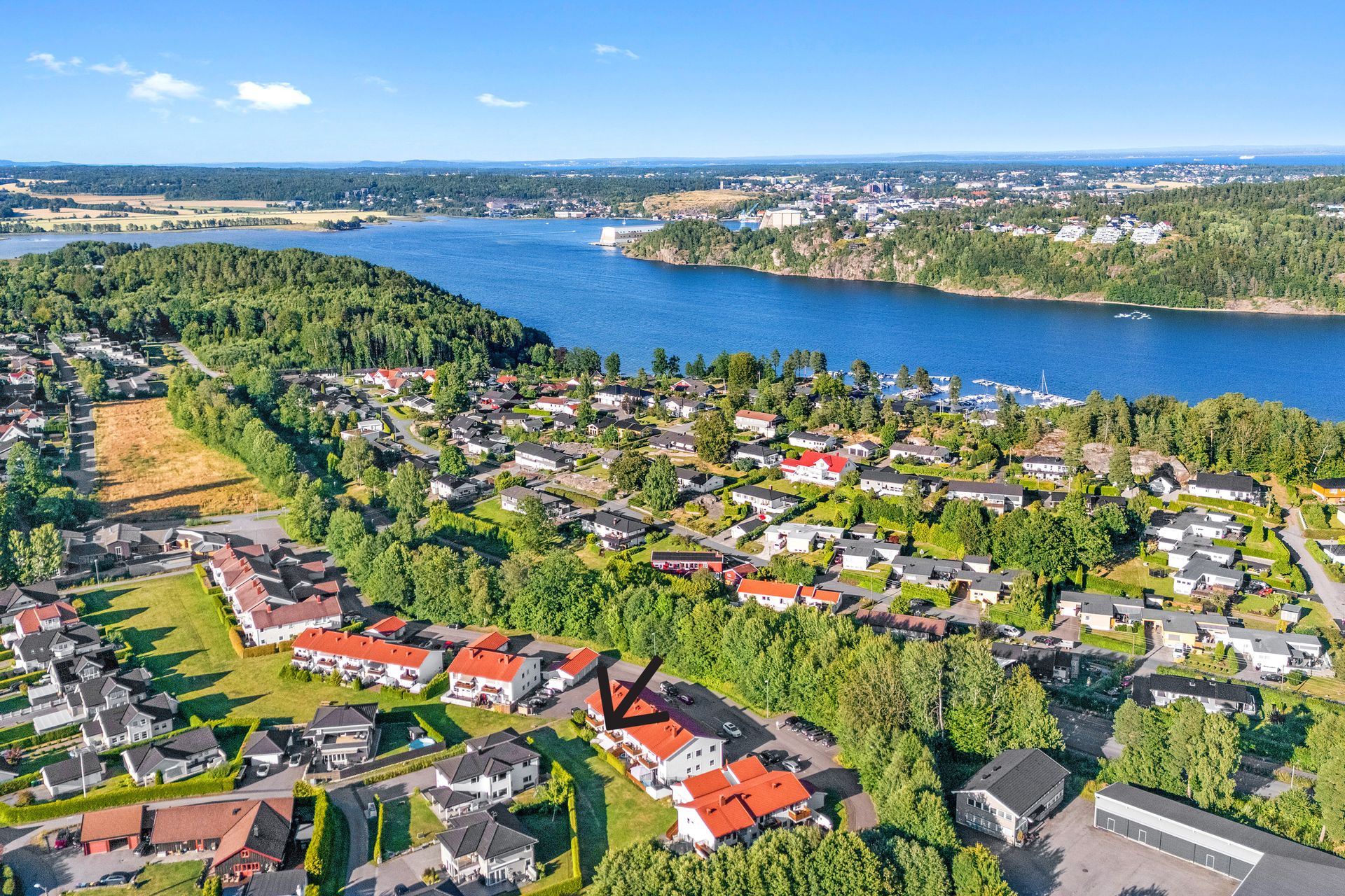 Beliggenheten kombinerer nærhet til natur, sjøen og til en rekke fasiliteter på Vear. . Bilde nummer 2 av 3