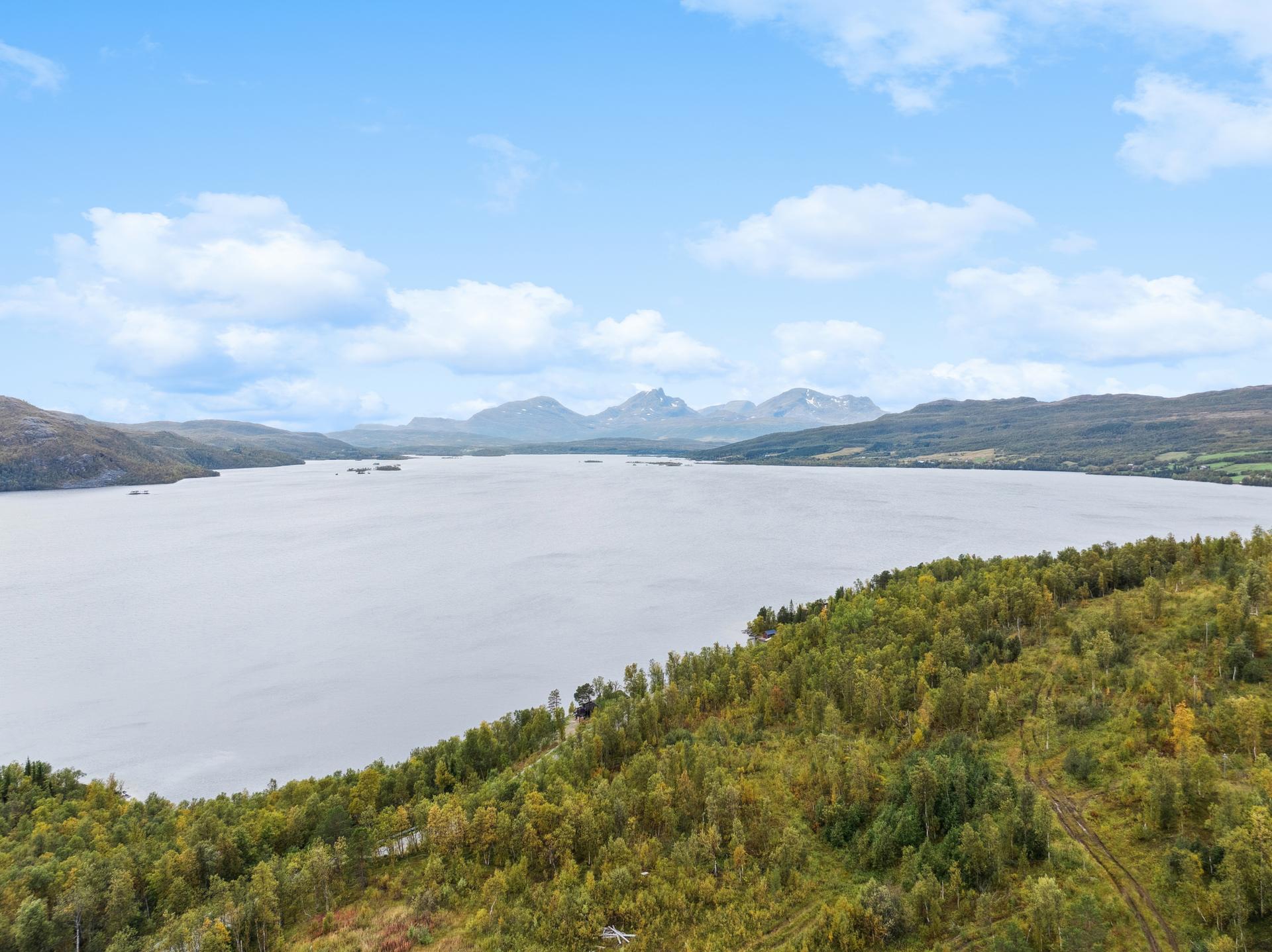 Takvatnet og de omkringliggende fjellene innbyr til båtliv, padling og fiske om sommeren.. Bilde nummer 3 av 3