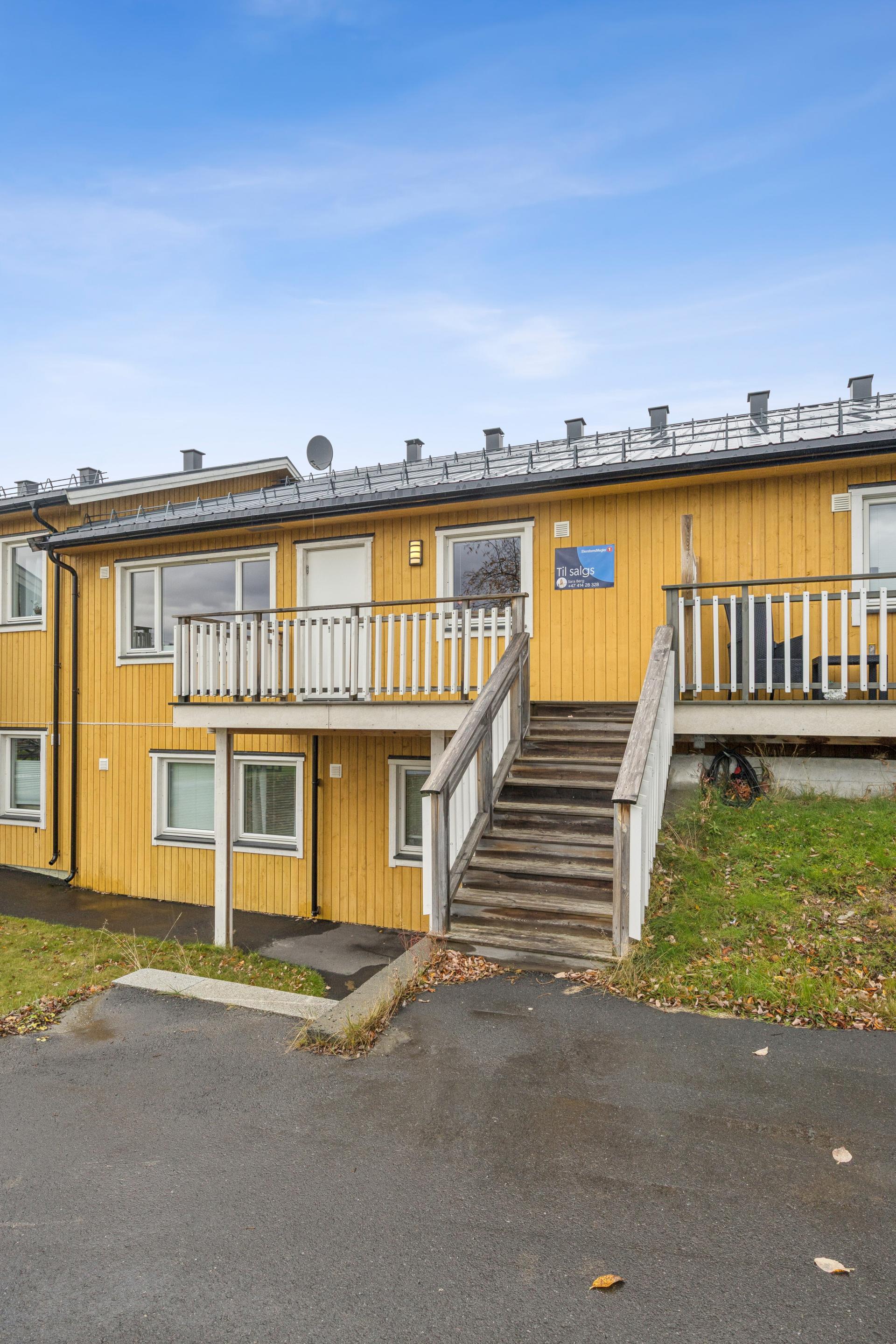 Inngangsparti med trapp og terrasse ved adkomsten.. Bilde nummer 2 av 3