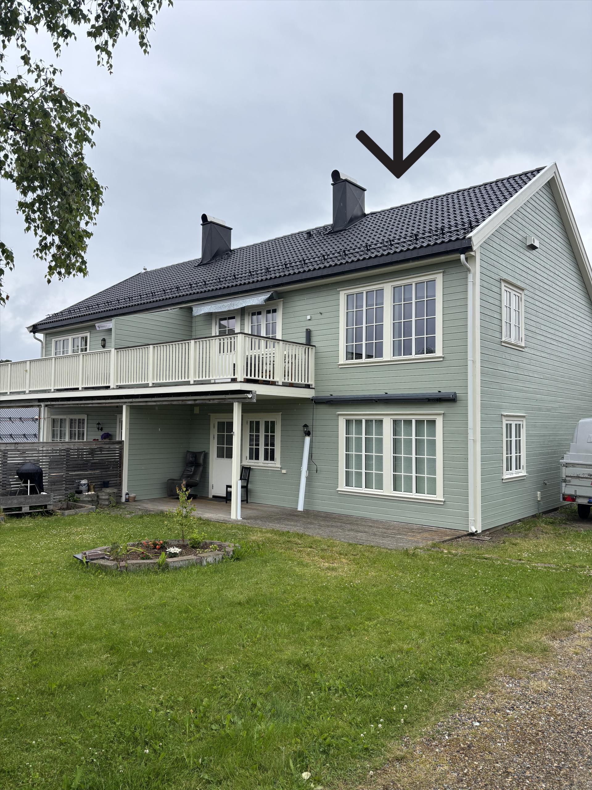 Fasaden er nylig malt i en lysegrønn farge.. Bilde nummer 2 av 3