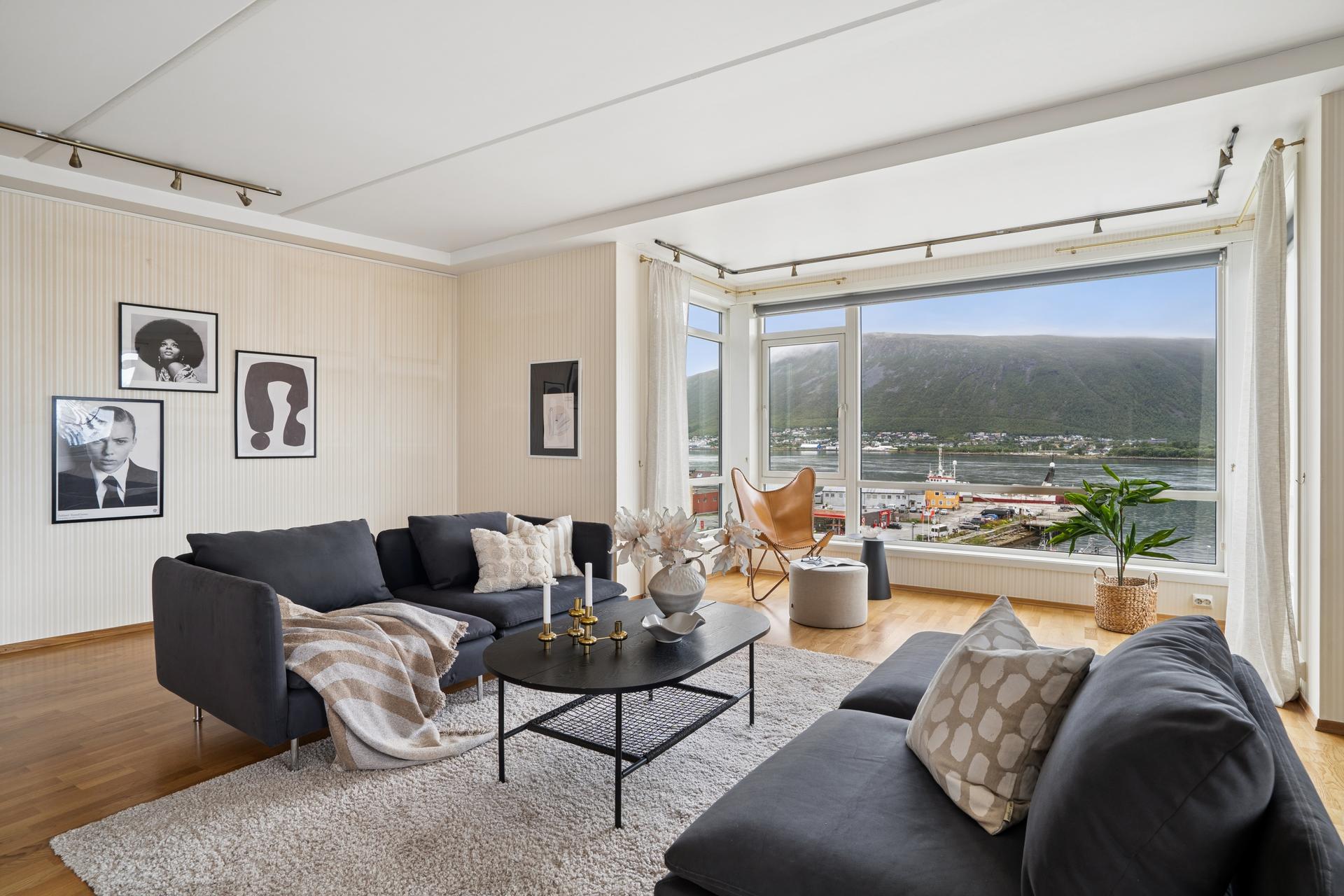 Romslig leilighet på 145 m² med heisadkomst, to stuer og to terrasser. Eneste leiligheten i etasjen. Sjelden mulighet. Bilde nummer 3 av 3