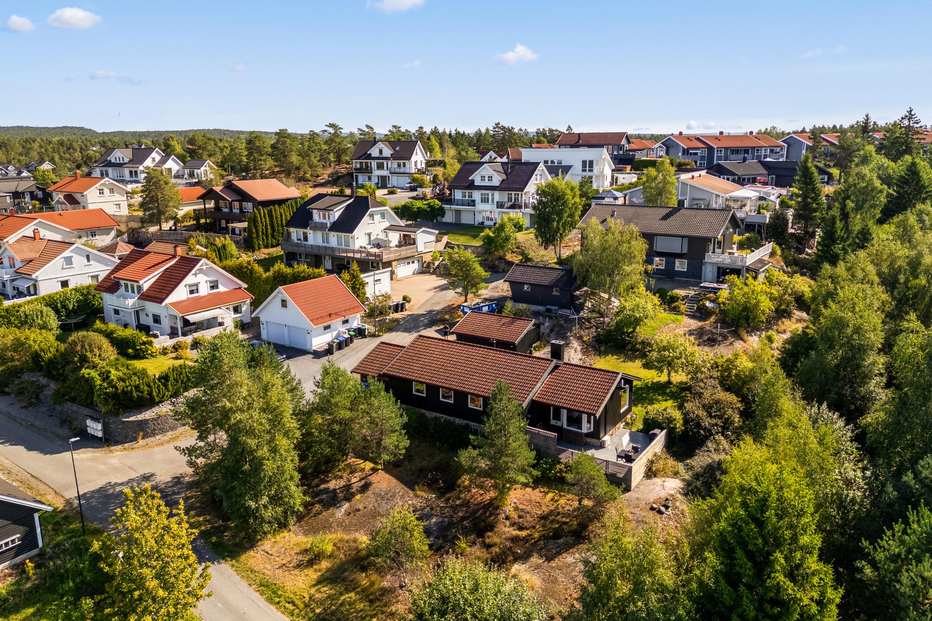 Eiendommen ligger i et populært og rolig område i Augerødlia, med gode oppvekstvilkår.. Bilde nummer 3 av 3