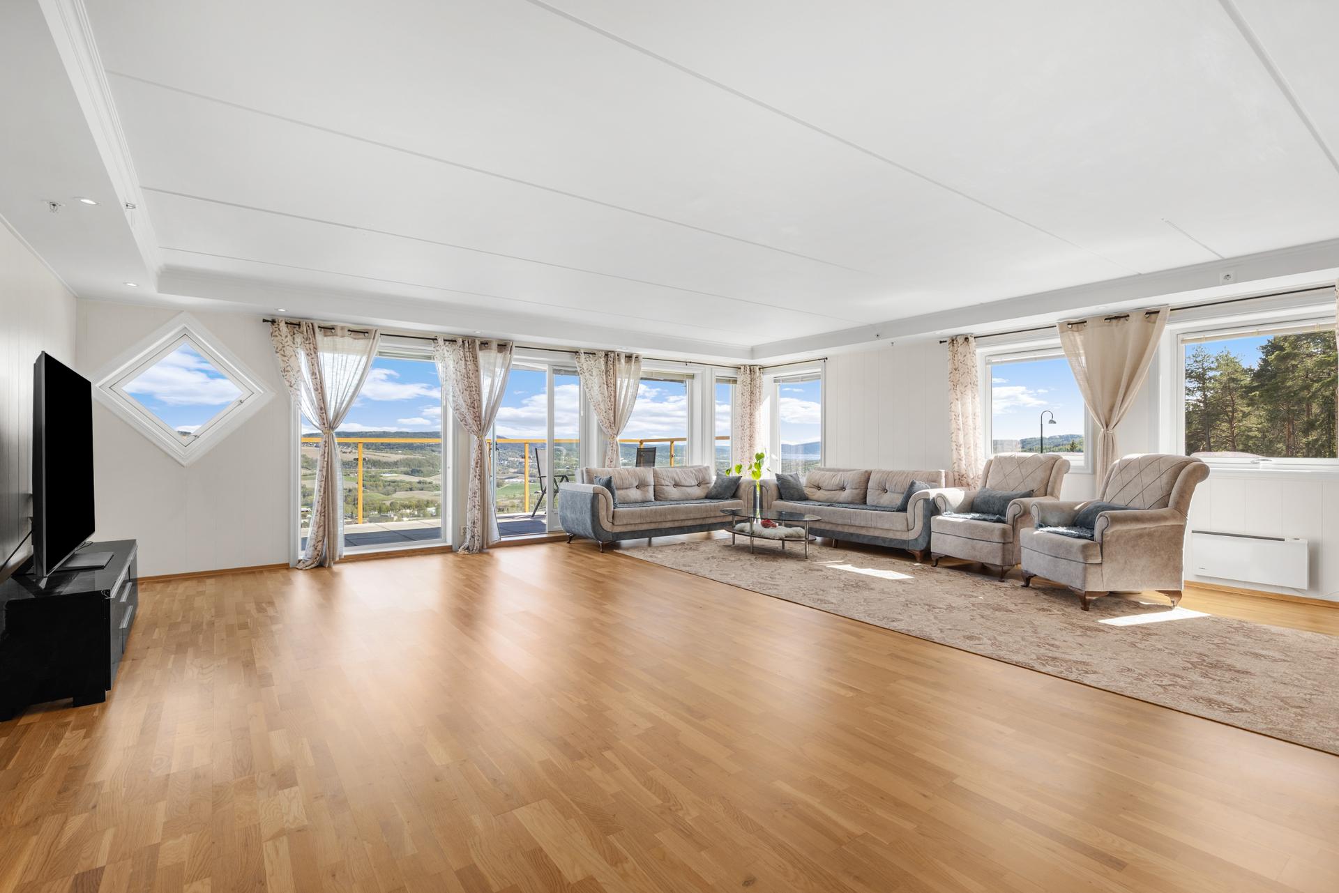 Fra stuen er det direkte utgang til en romslig terrasse på 25 m². Hele leiligheten er praktisk med alt på ett plan.. Bilde nummer 2 av 3