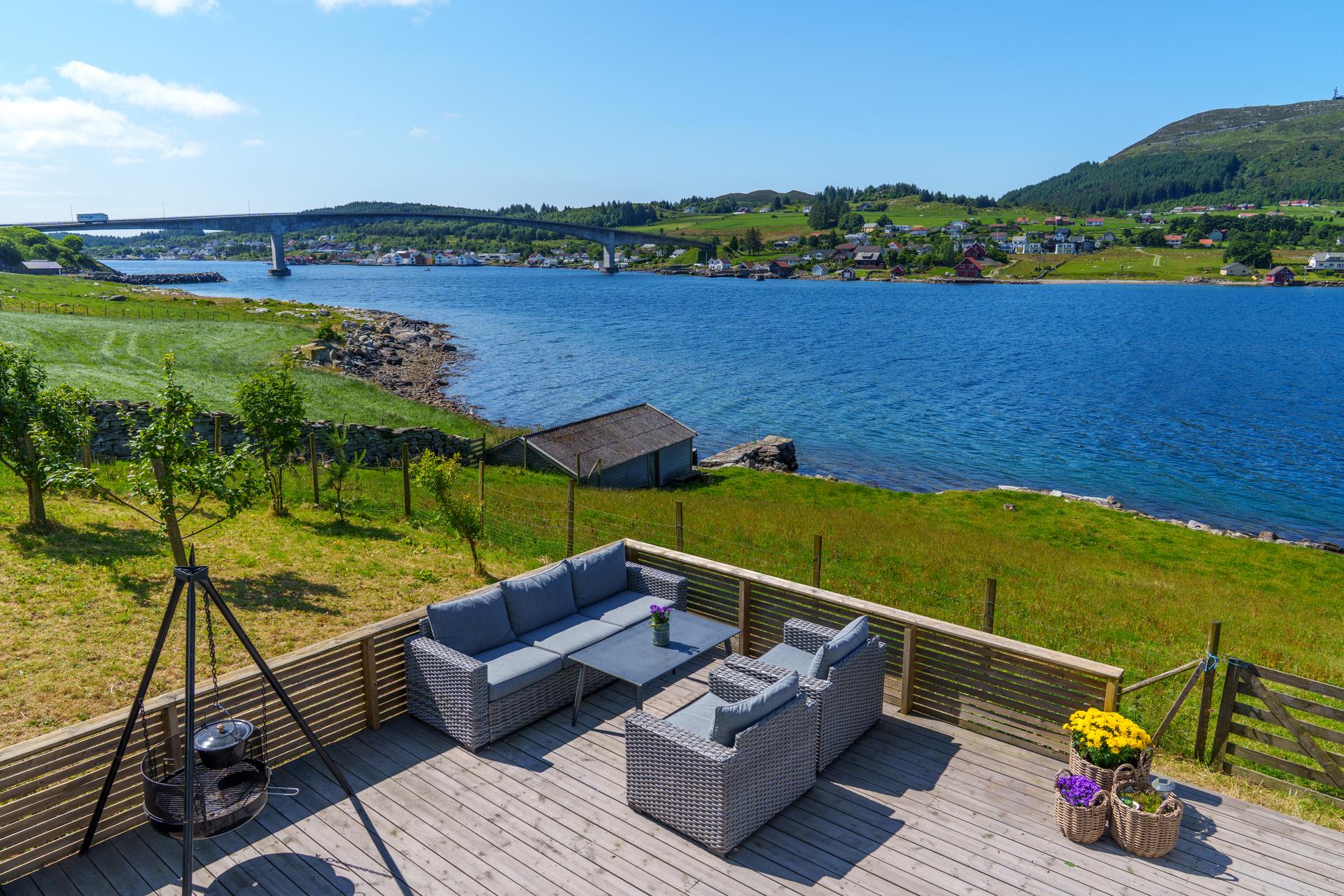Stor terrasse og flott sjøutsikt. Bilde nummer 2 av 3