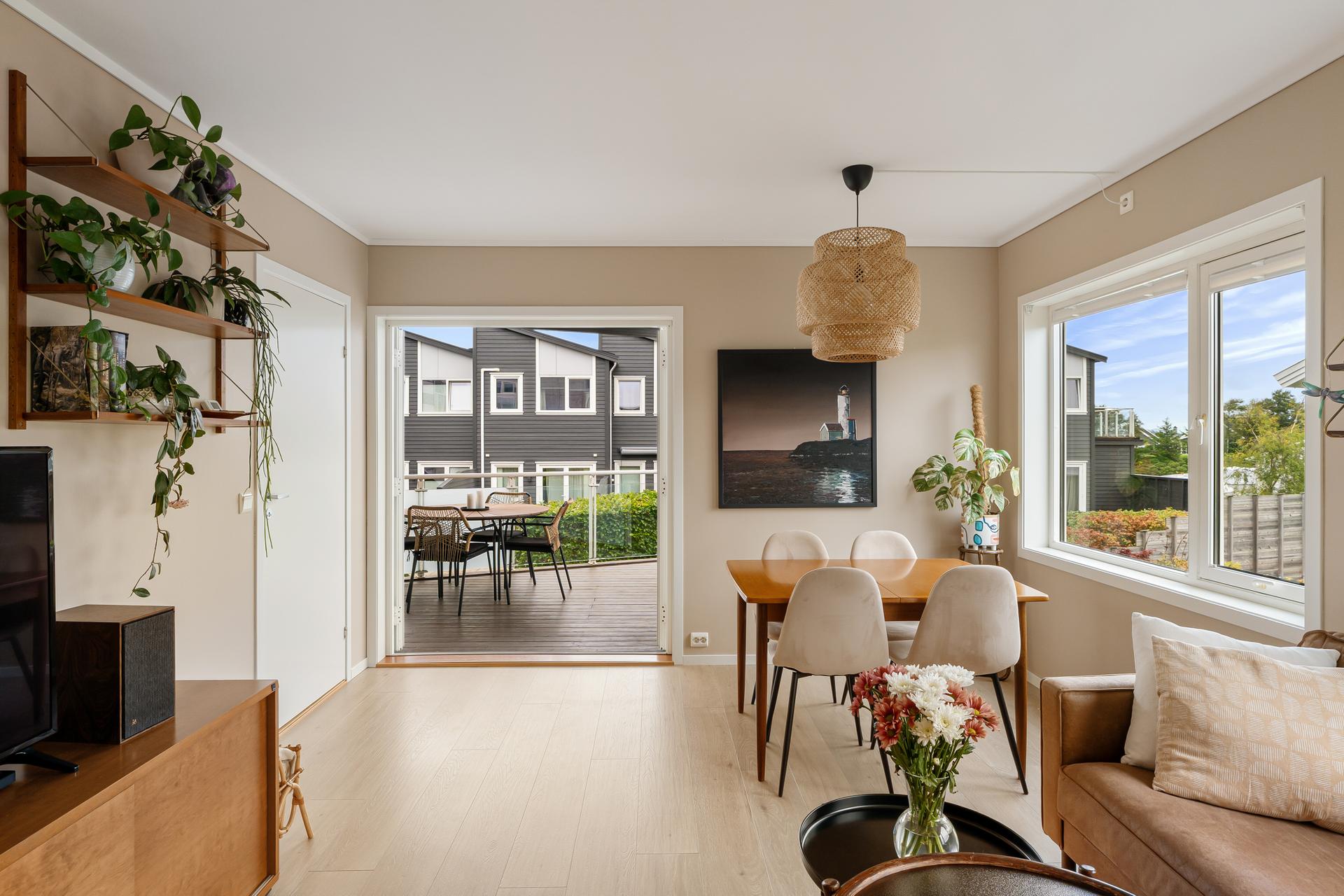 Boligen har to uteområder på totalt 25 m², med balkong og markterrasse. Begge med overbygg. . Bilde nummer 3 av 3