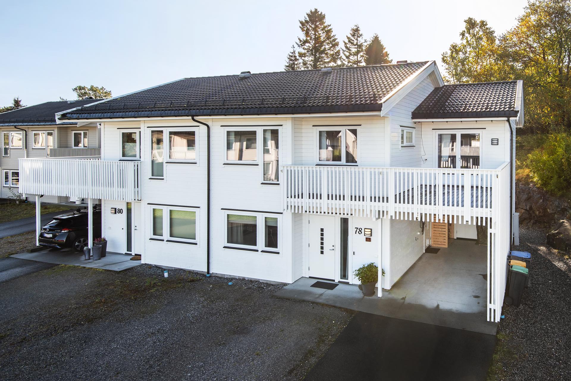 Eiendomsmegler1 v/Arnfinn Seim presenterer Djupvikstranda 78 - Et innholdsrikt og pent 2-mannsbolig med fin utsikt og gode solforhold. | Foto: JC Eiendomsfoto. Bilde nummer 1 av 3