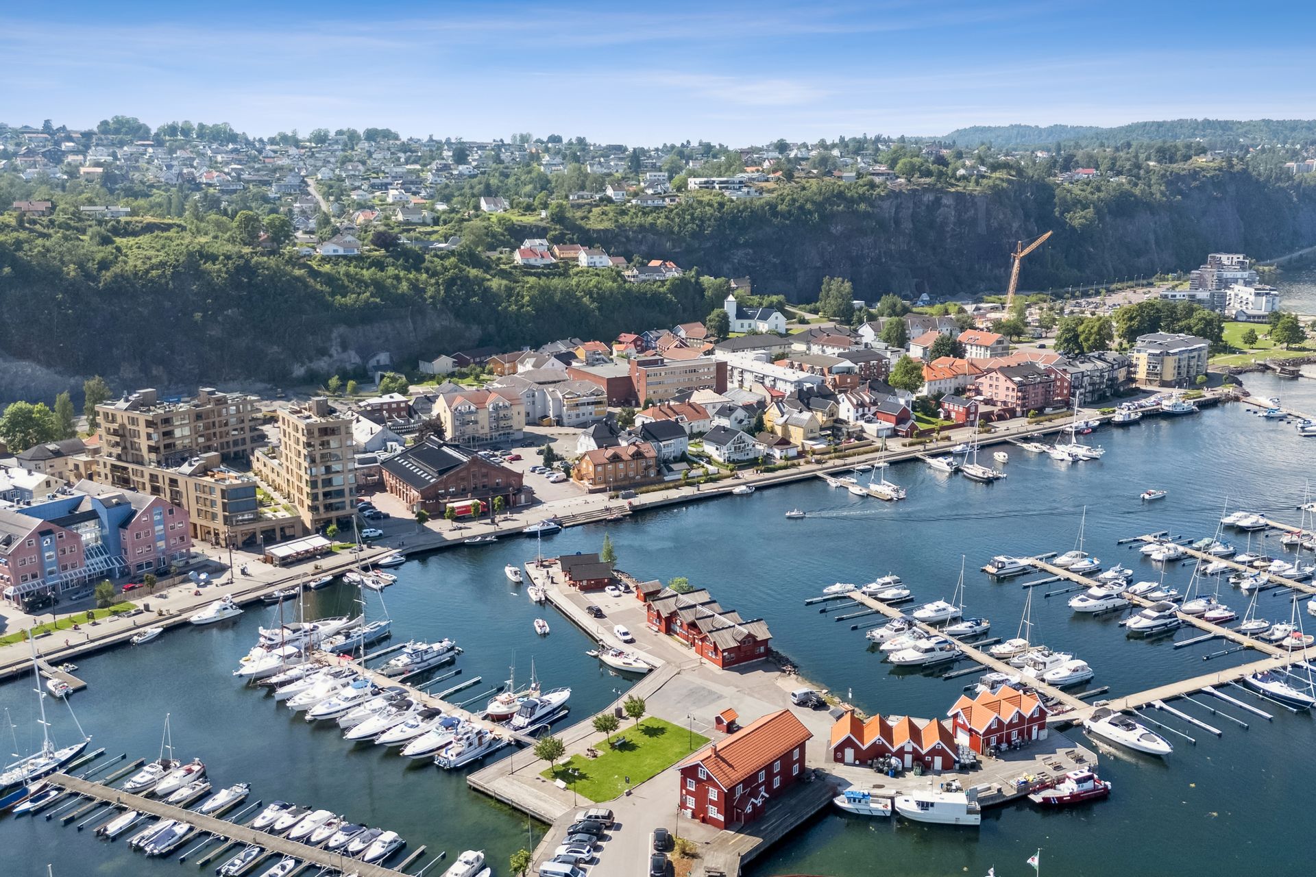 Leiligheten er beliggende i hjertet av Holmestrand sentrum . Bilde nummer 2 av 3