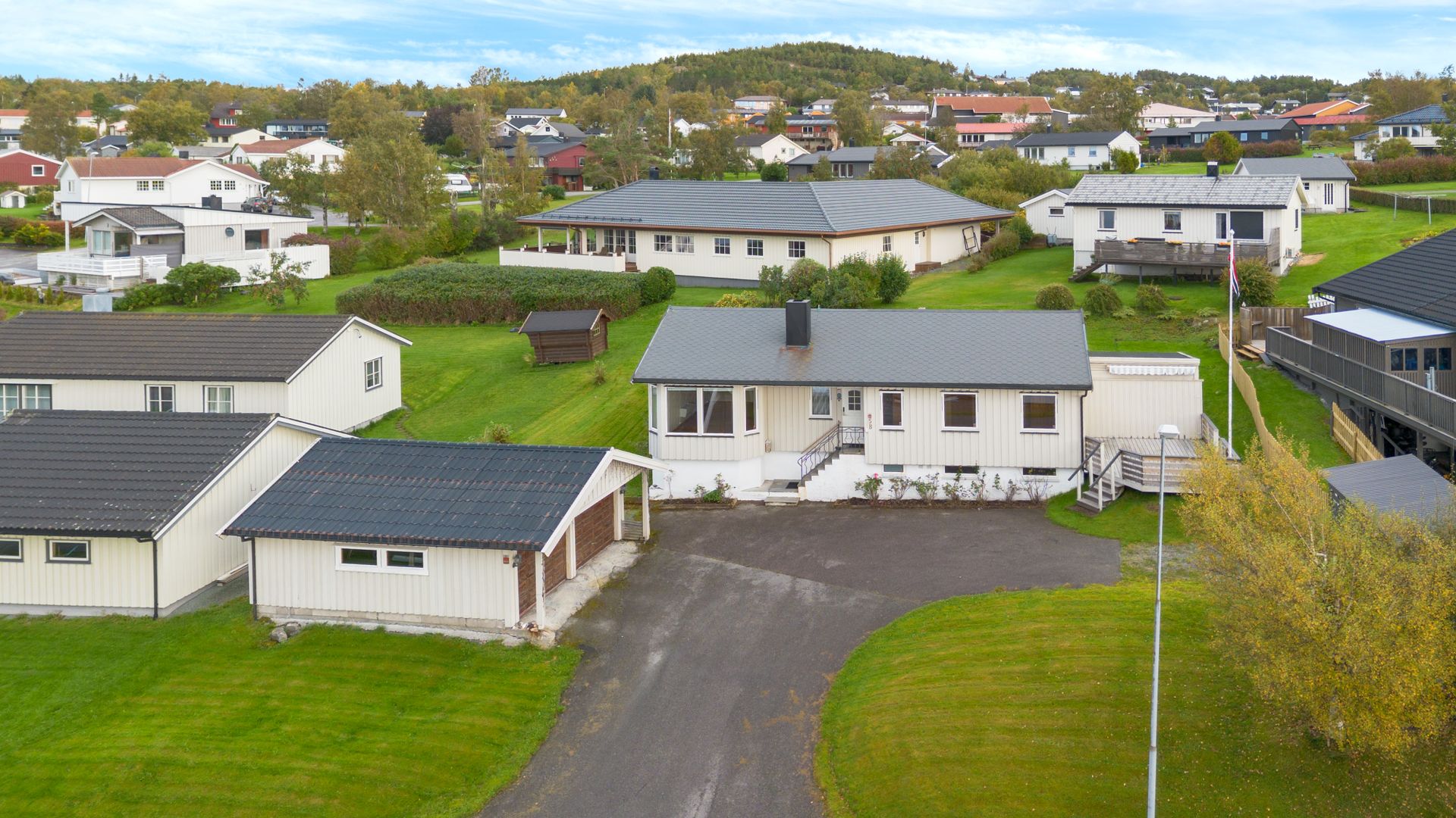 Eiendommen ligger på en romslig tomt i et etablert og familievennlig boligområde.. Bilde nummer 2 av 3
