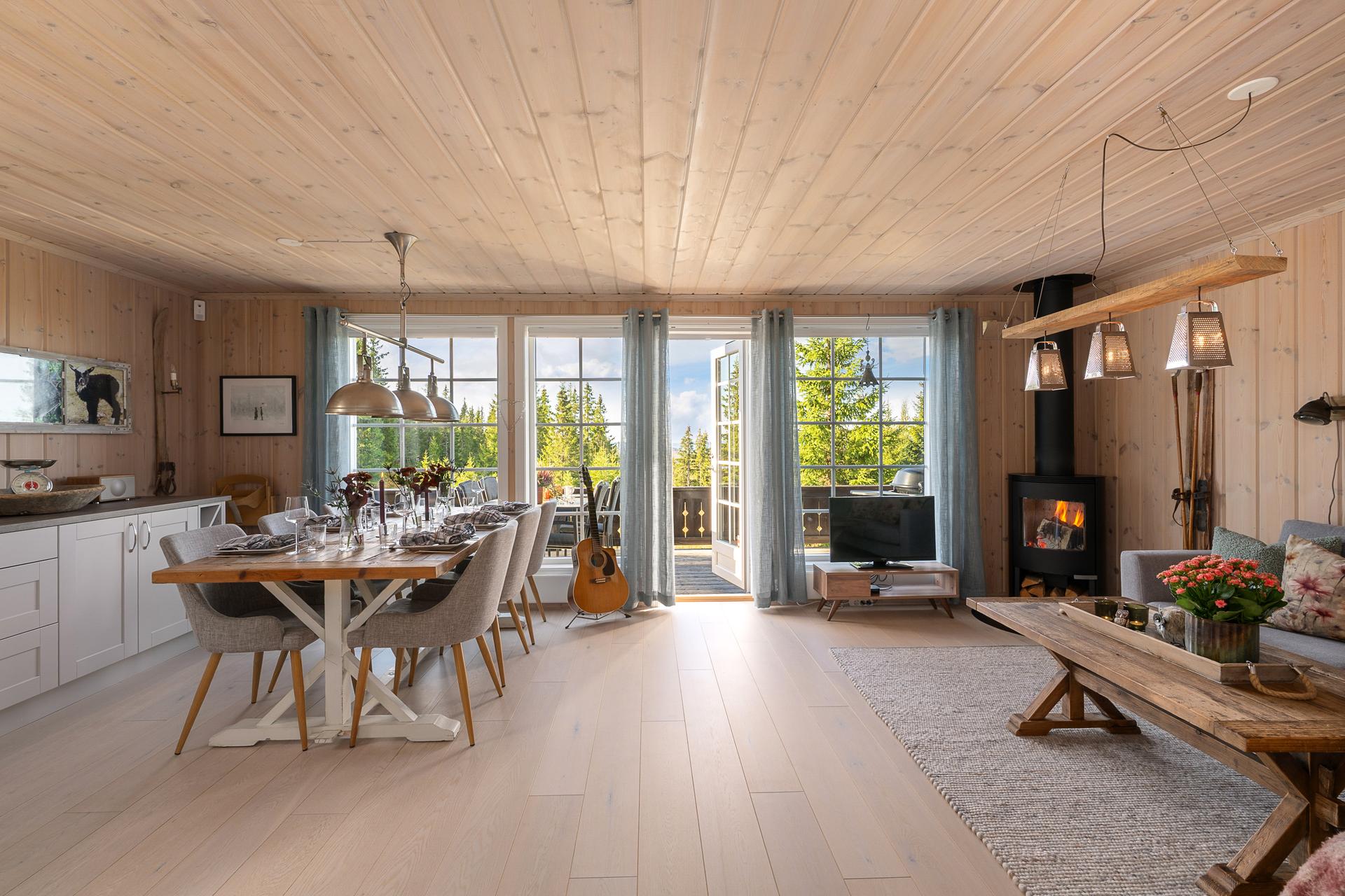 Lys og innbydende hytte i moderne stil, bygget i 2016. Ligger i etablert område på Rømåsen/Sjusjøen.. Bilde nummer 2 av 3
