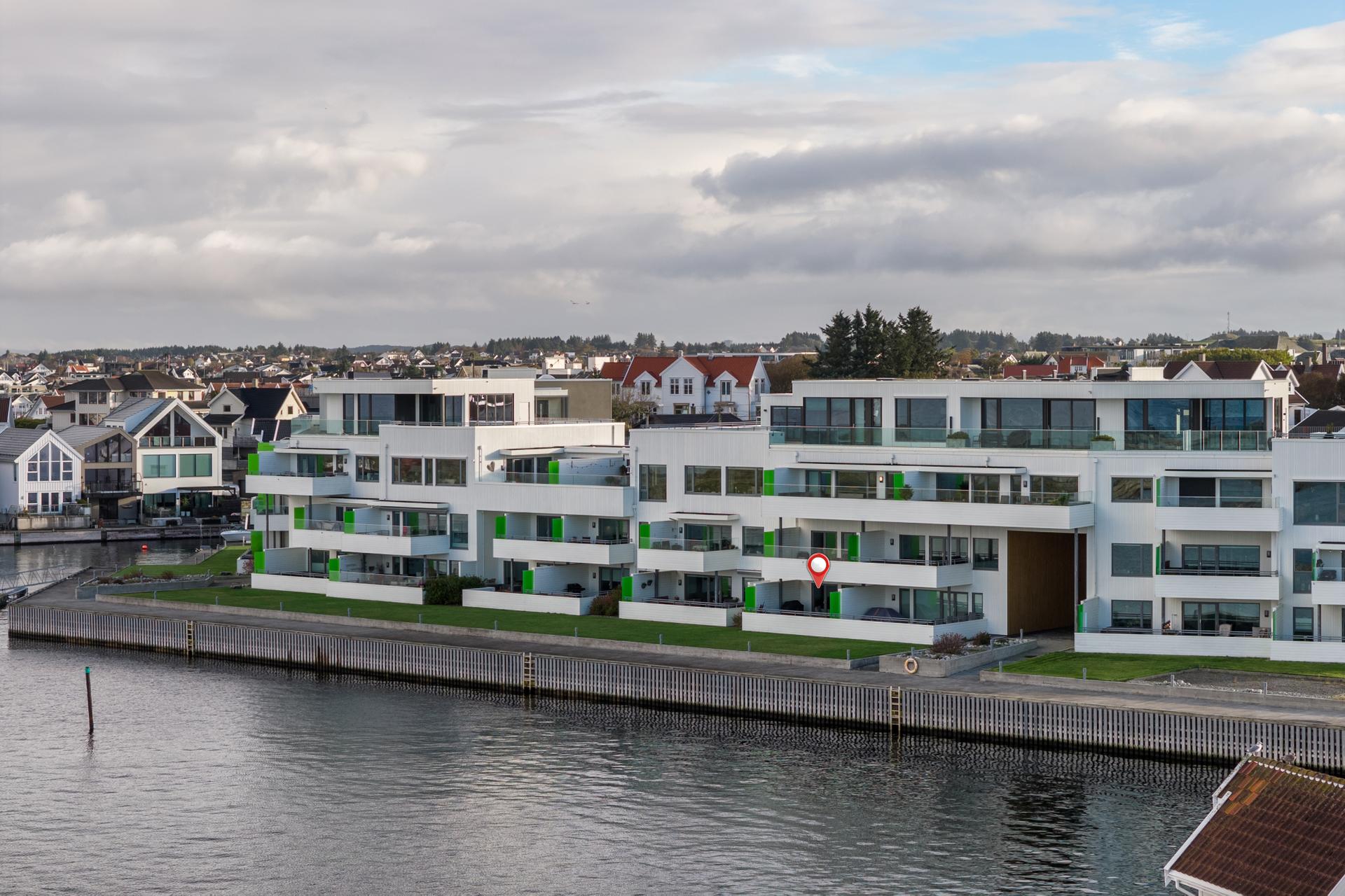 Bygget har en maritim beliggenhet med umiddelbar nærhet til sjøen og felles bryggeanlegg.. Bilde nummer 3 av 3