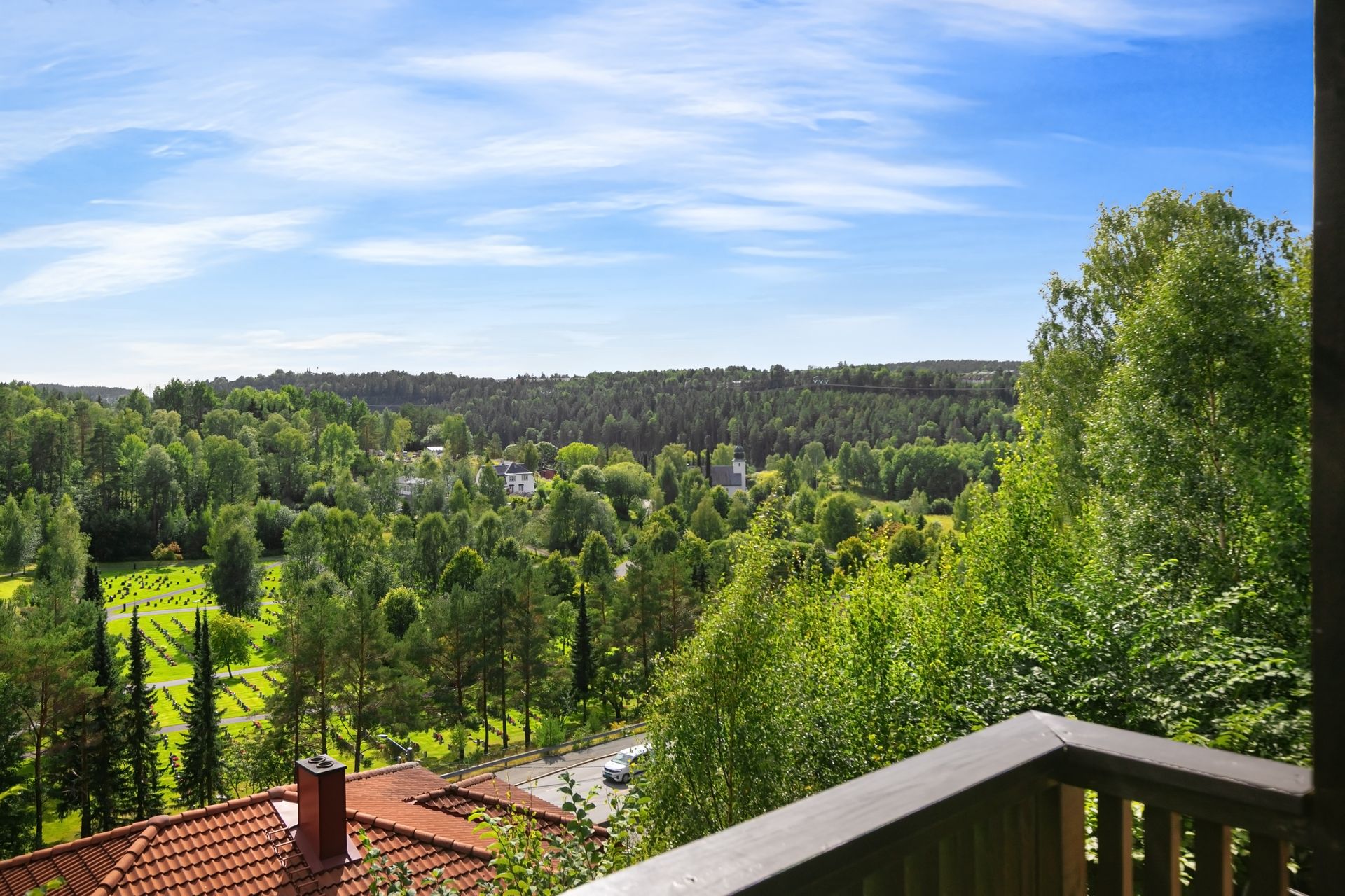 Vidstrakt utsikt over Liåsen og marka.. Bilde nummer 2 av 3