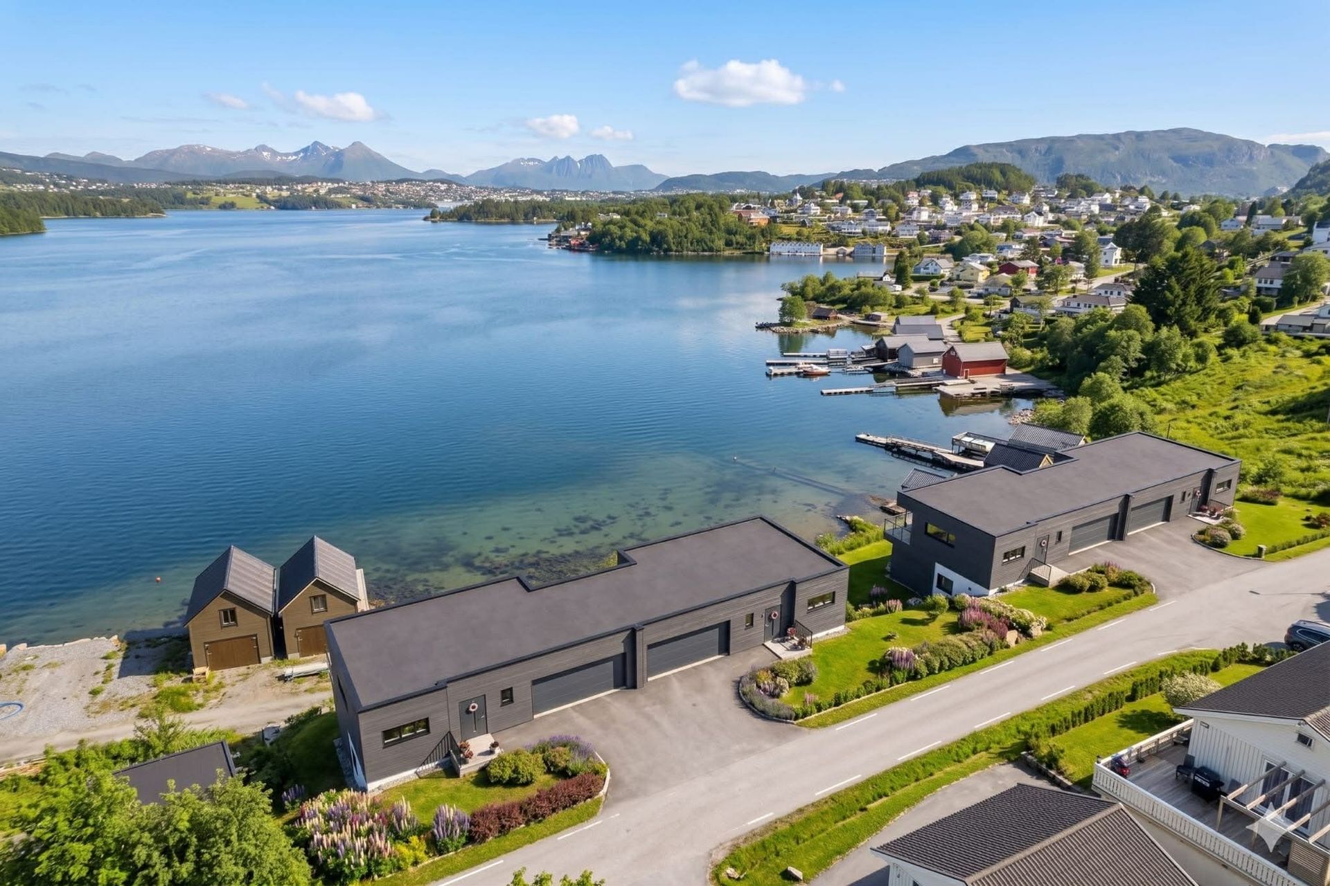 Eiendommene ligger i ett idyllisk område. . Bilde nummer 2 av 3