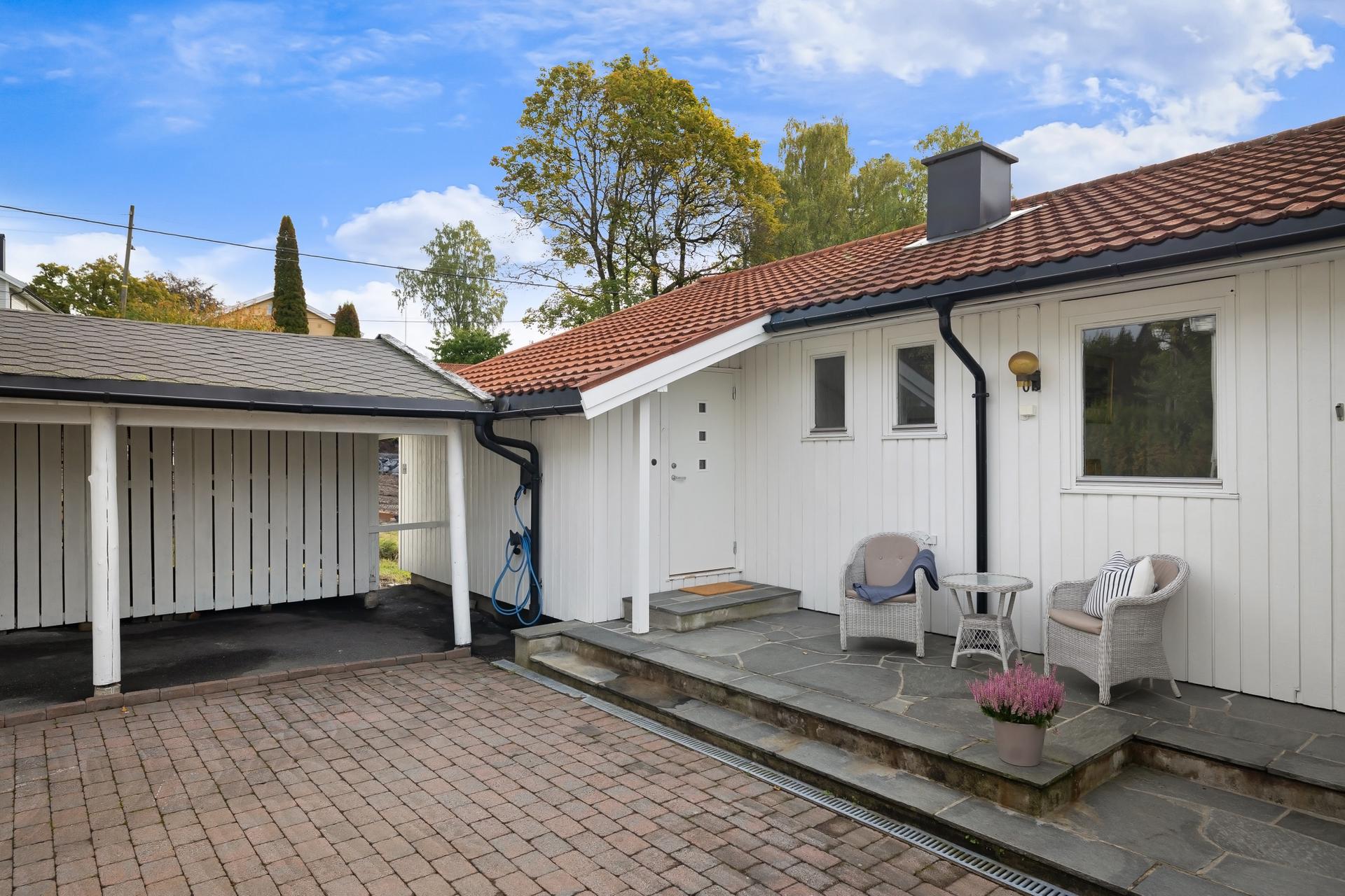 Innholdsrik enebolig over to plan med skjermet tomt, opparbeidet hage og carport.. Bilde nummer 2 av 3