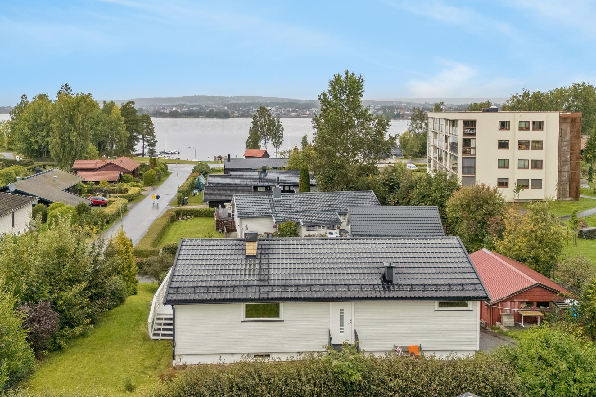 Kort gangavstand til  Mjøsa fra eiendommen!. Bilde nummer 2 av 3
