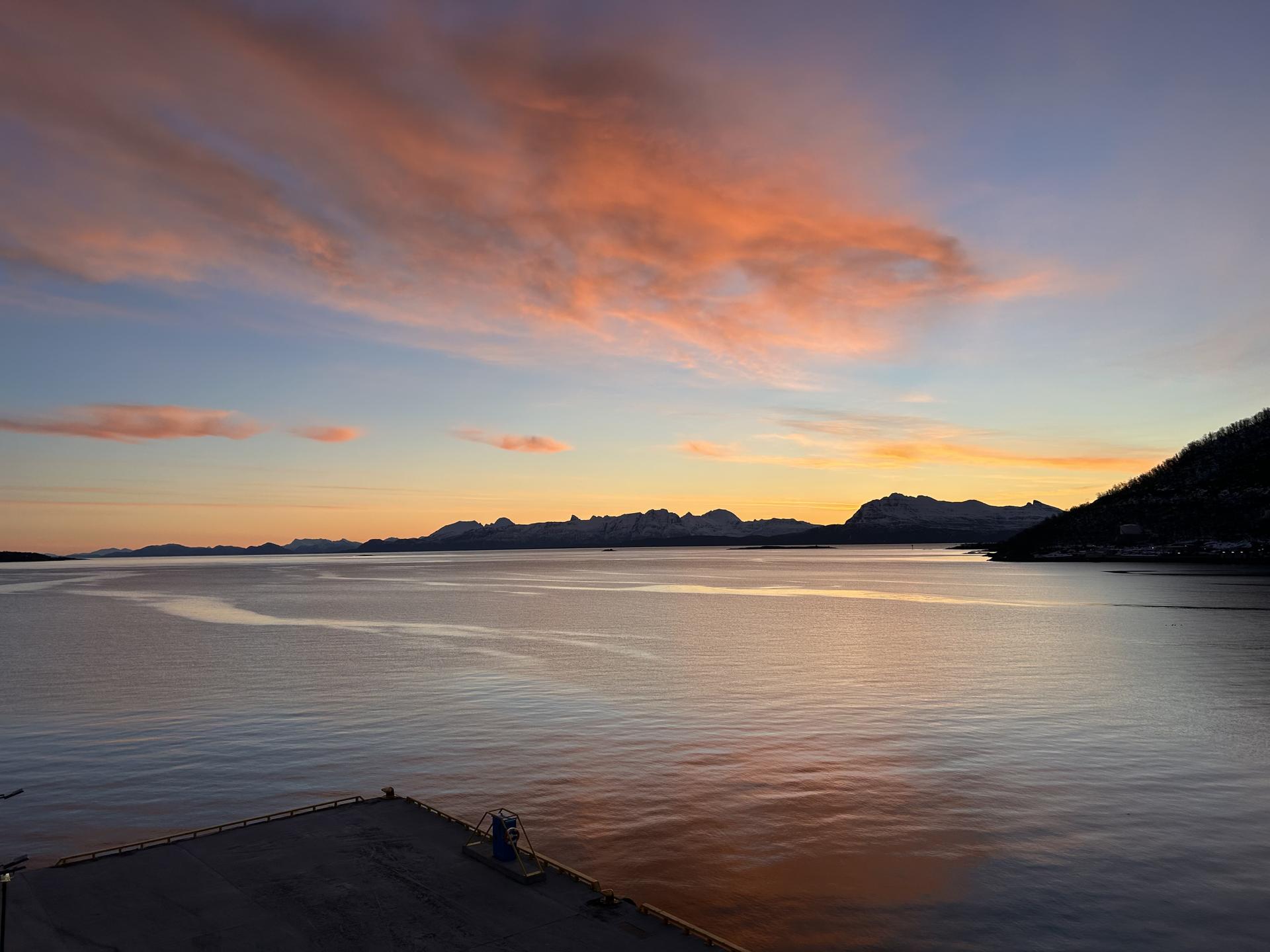 Fantastisk fjordutsikt fra leiligheten. (Stemningsbilde tatt av selger). Bilde nummer 3 av 3